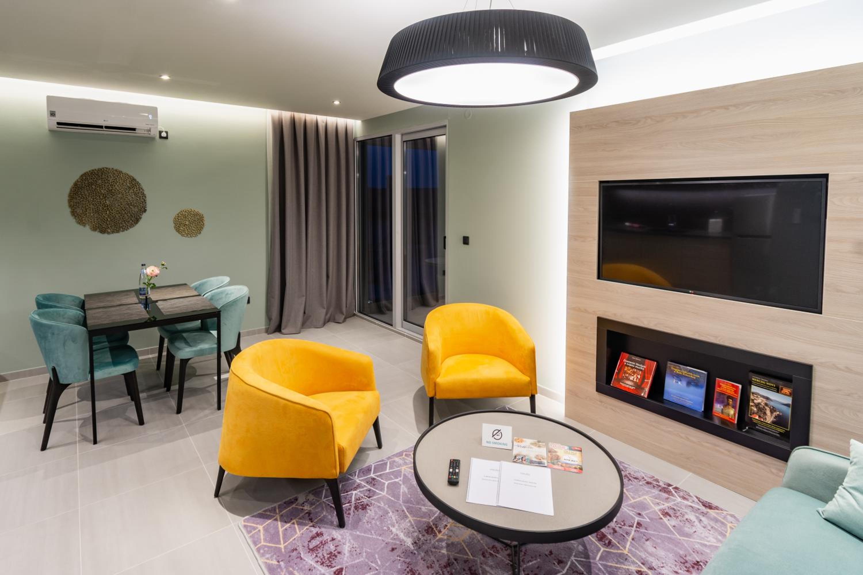 Deluxe Suite - Photo 11