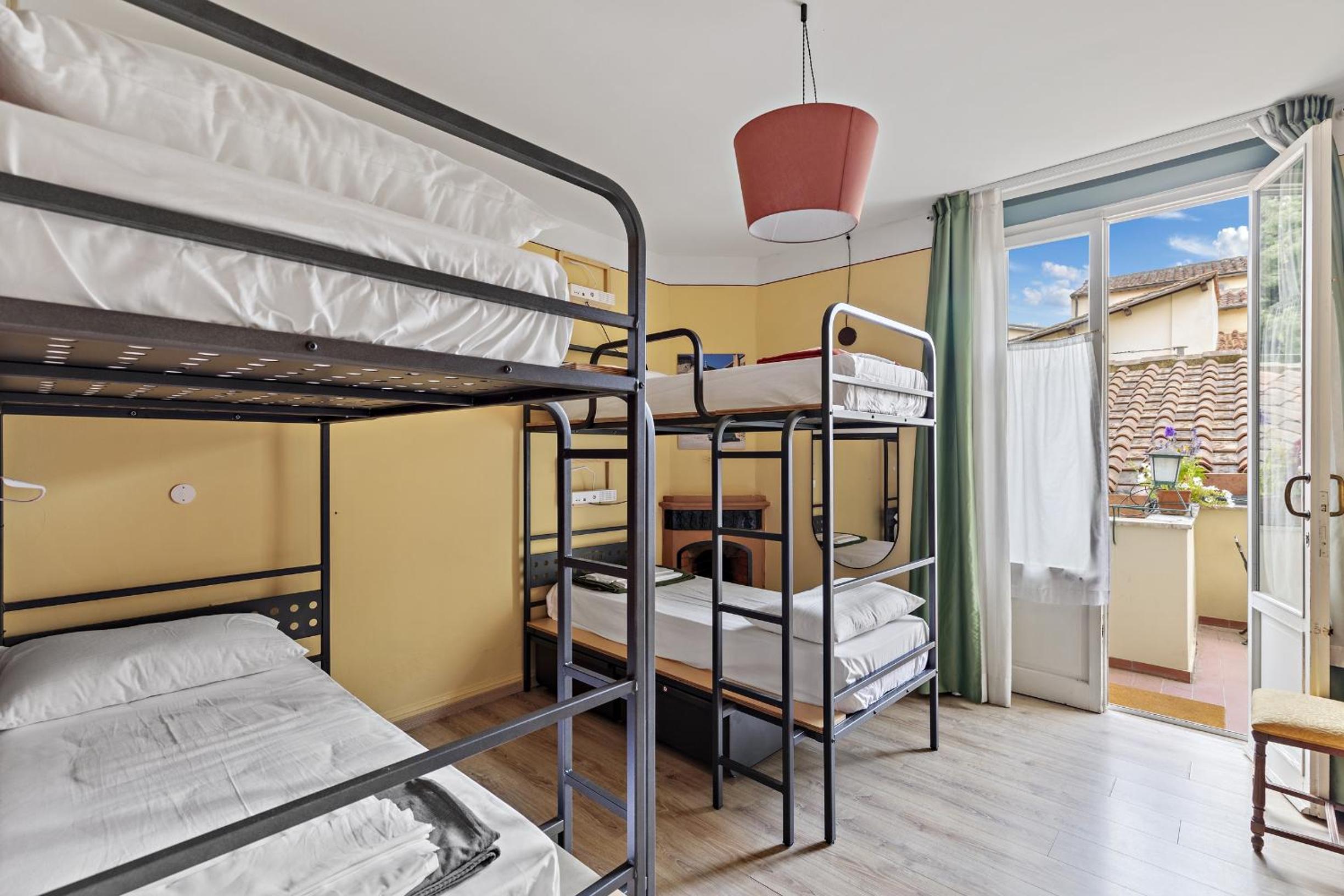 Bed in 4-Bed Mixed Dormitory Room photo 3