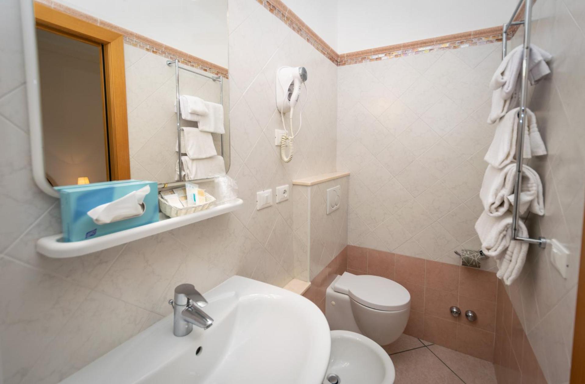 Basic Double Room - No Balcony photo 3