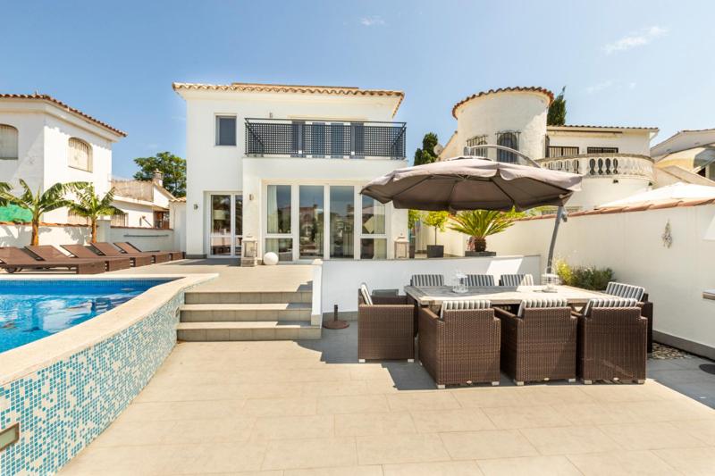 Villa with Private Pool photo 2