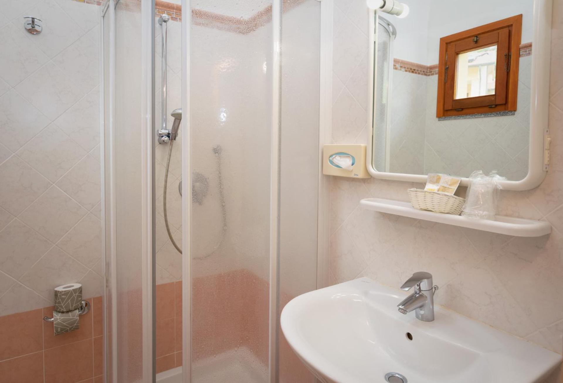Standard Double Room - Photo 5