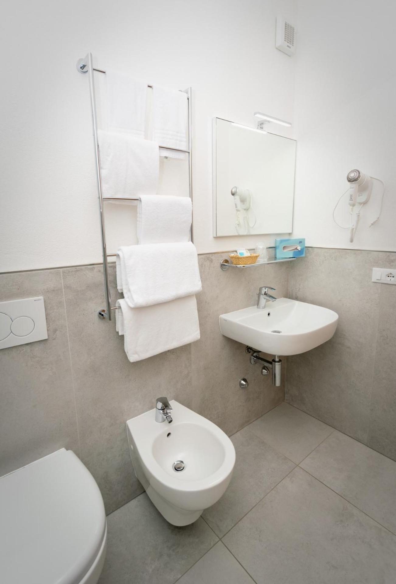 Standard Double Room - Photo 7