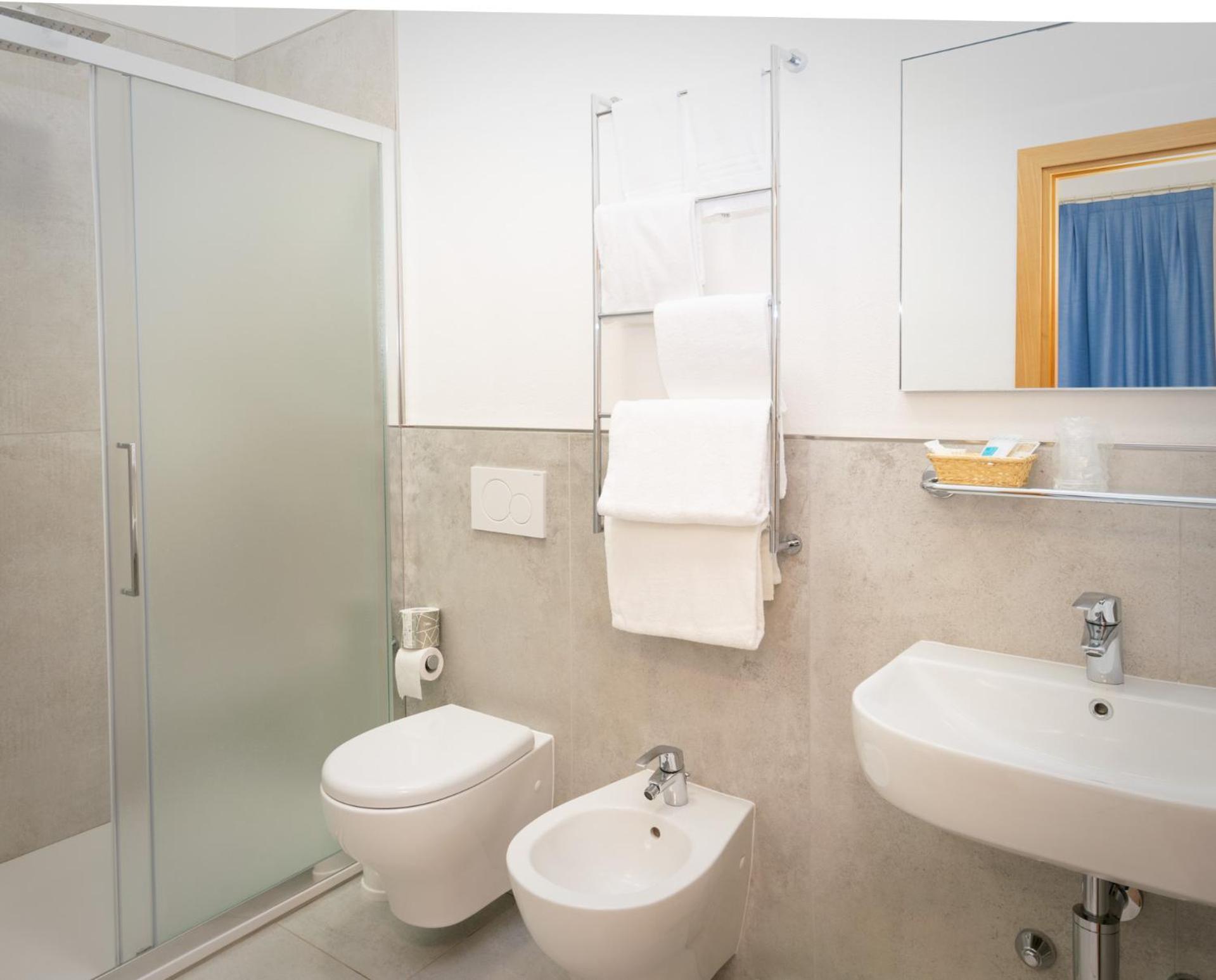 Standard Double Room - Photo 10