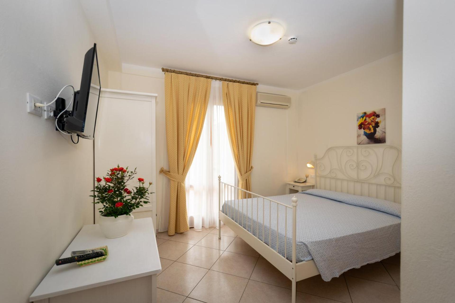 Double or Twin Room with Partial Sea View - Photo 1