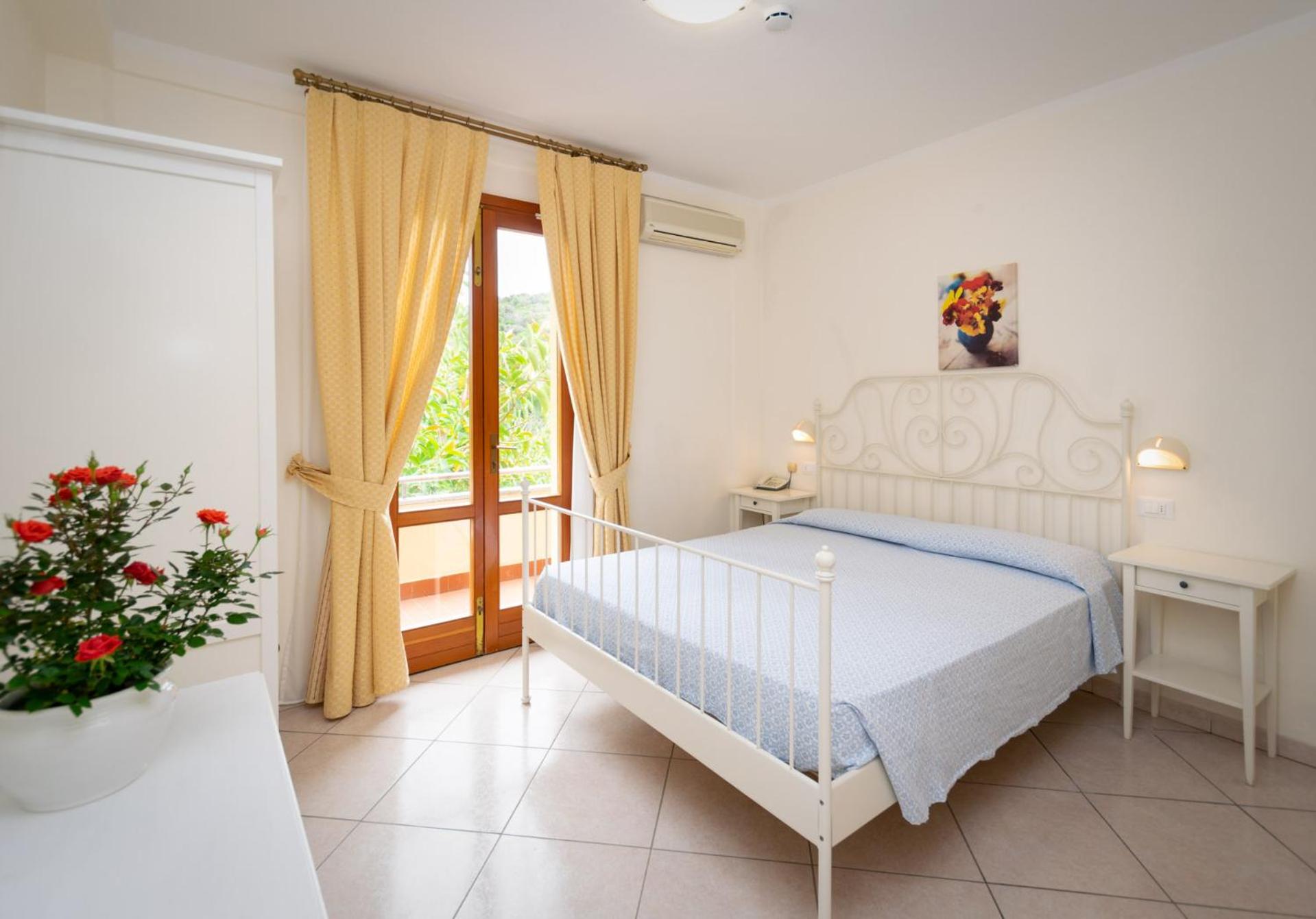Double or Twin Room with Partial Sea View - Photo 6