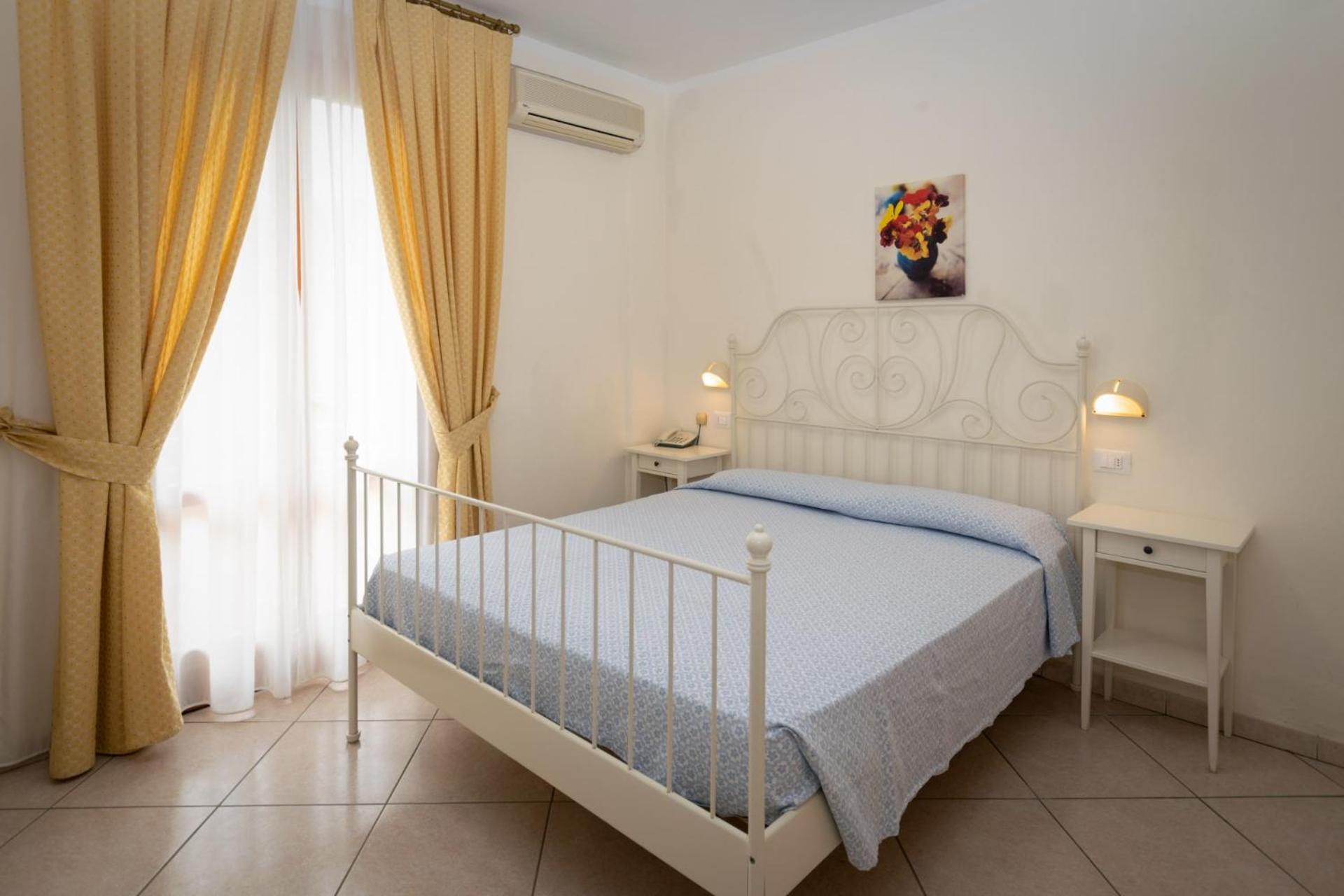 Double or Twin Room with Partial Sea View - Photo 5