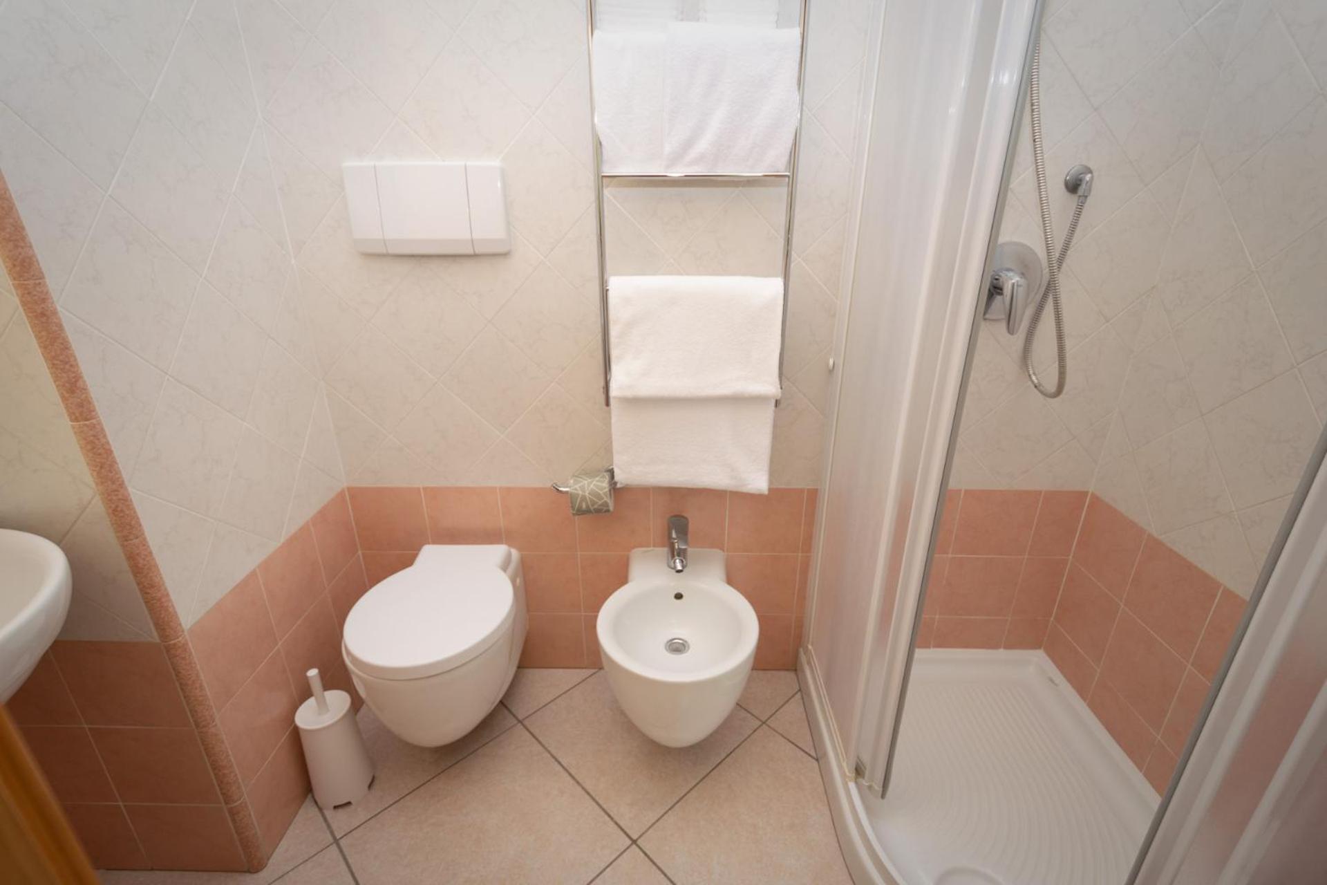 Double or Twin Room with Partial Sea View - Photo 4