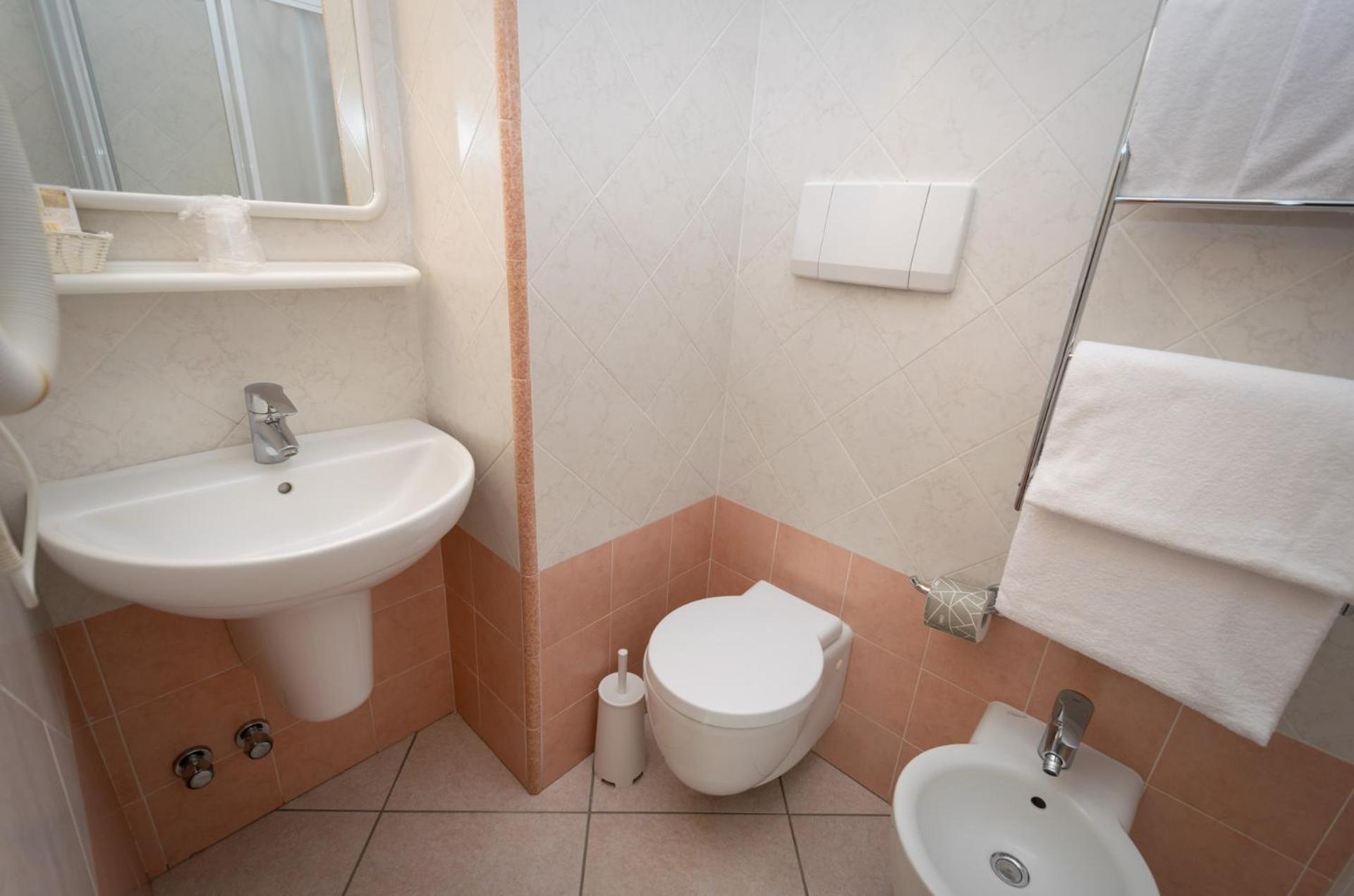 Double or Twin Room with Partial Sea View - Photo 3