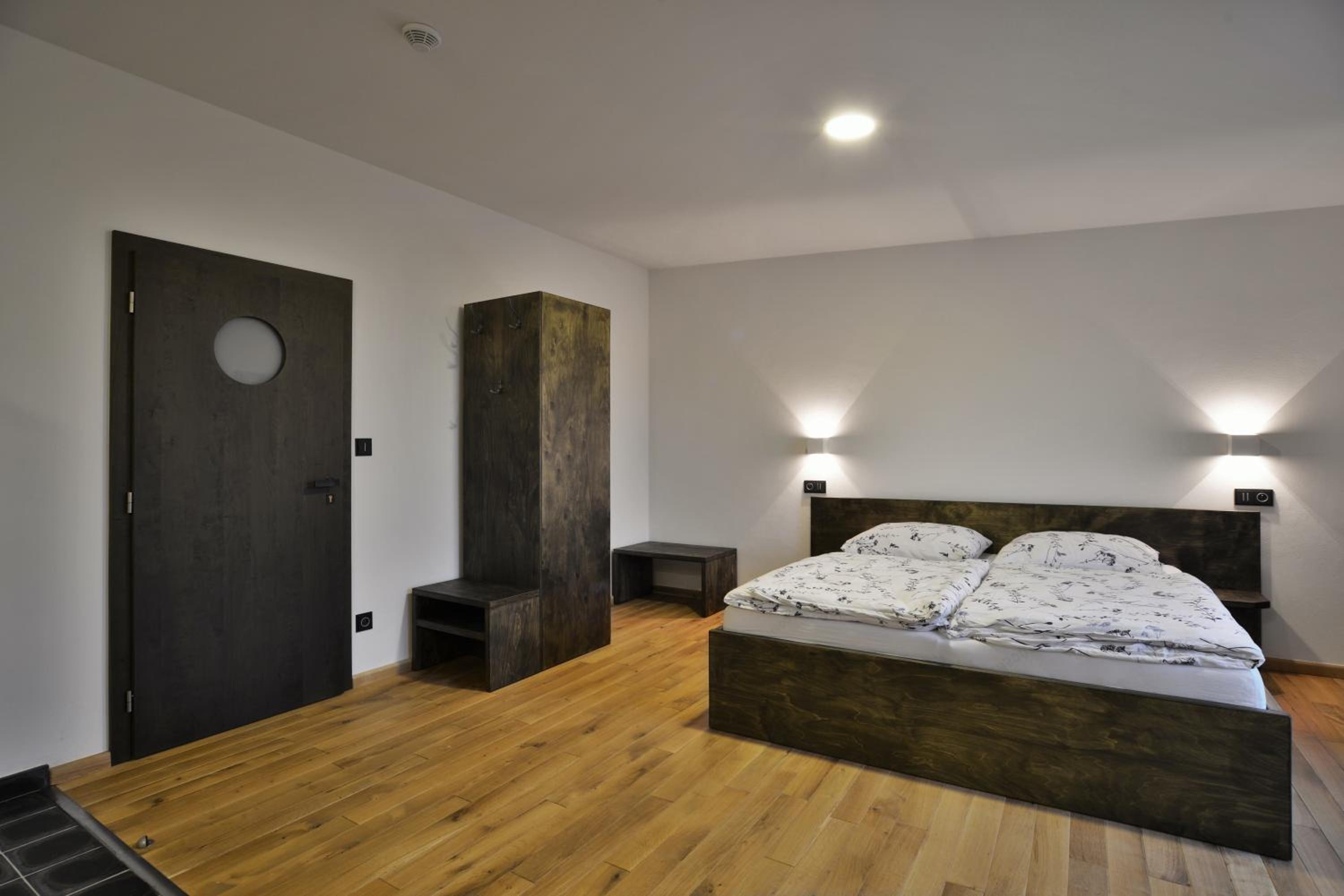 Queen Room photo 2