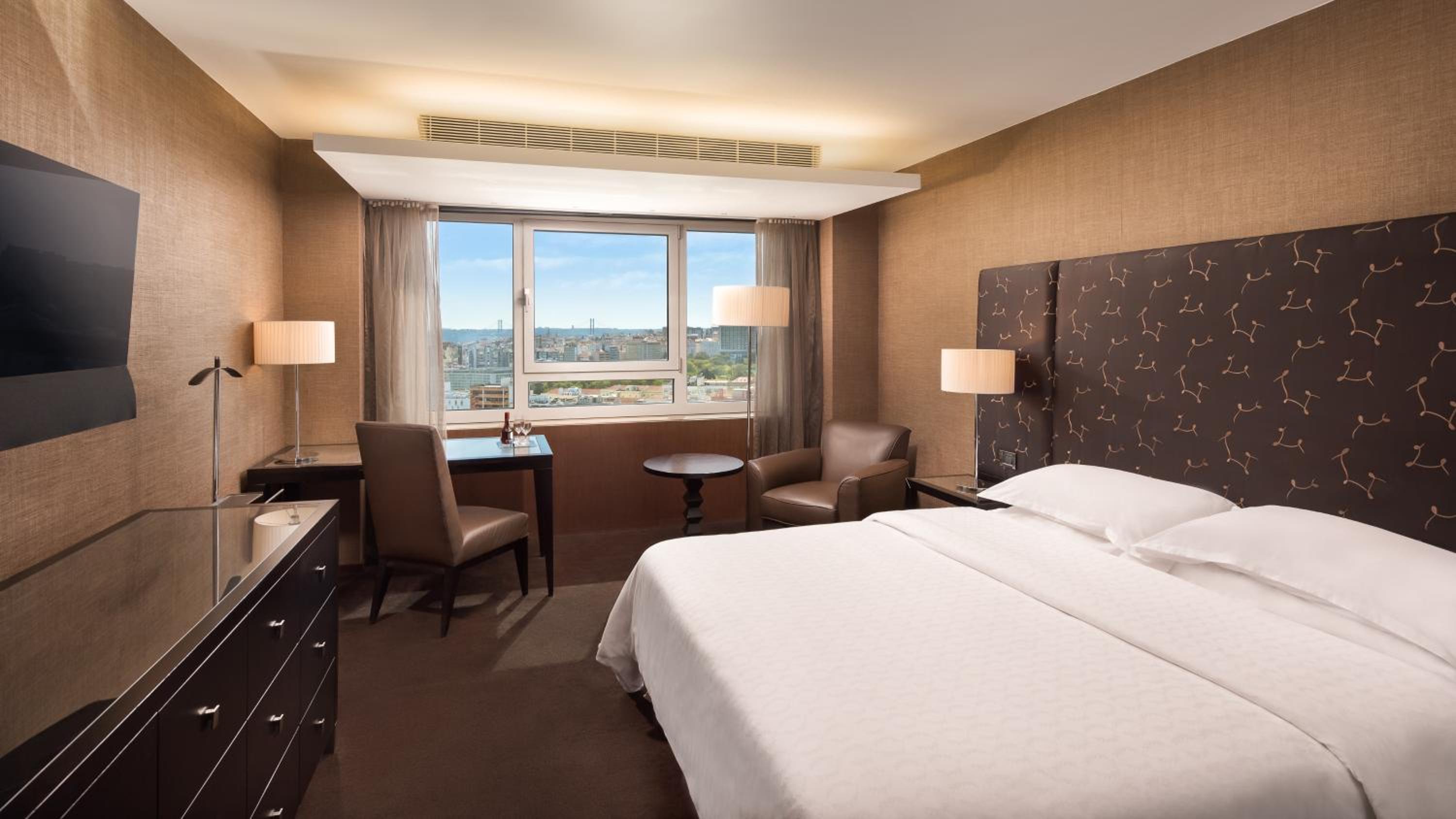 Premium Deluxe, Guest room, 1 Queen, City view, High floor - Photo 1