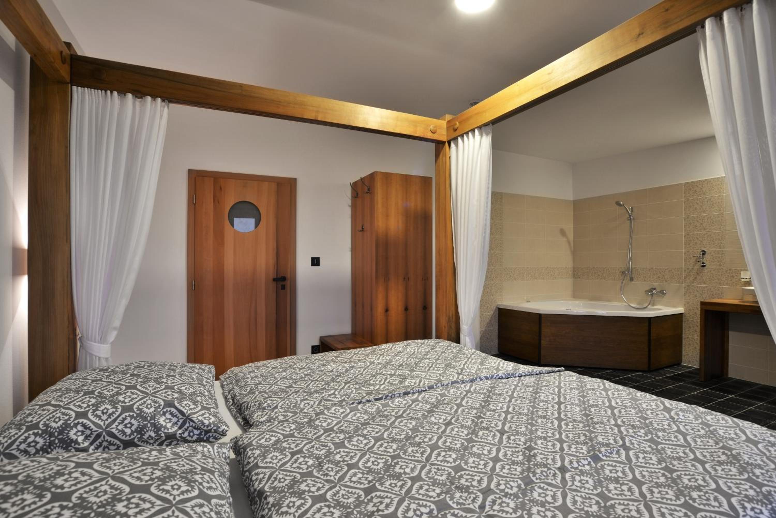 Queen Suite with Spa Bath photo 1