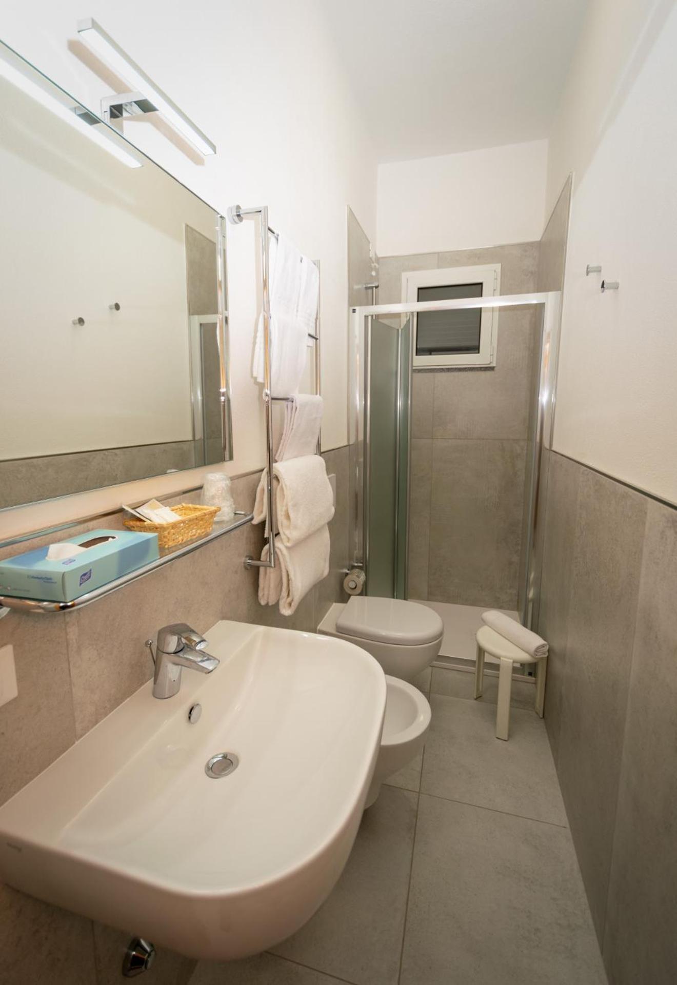 Double or Twin Room with Partial Sea View - Photo 2
