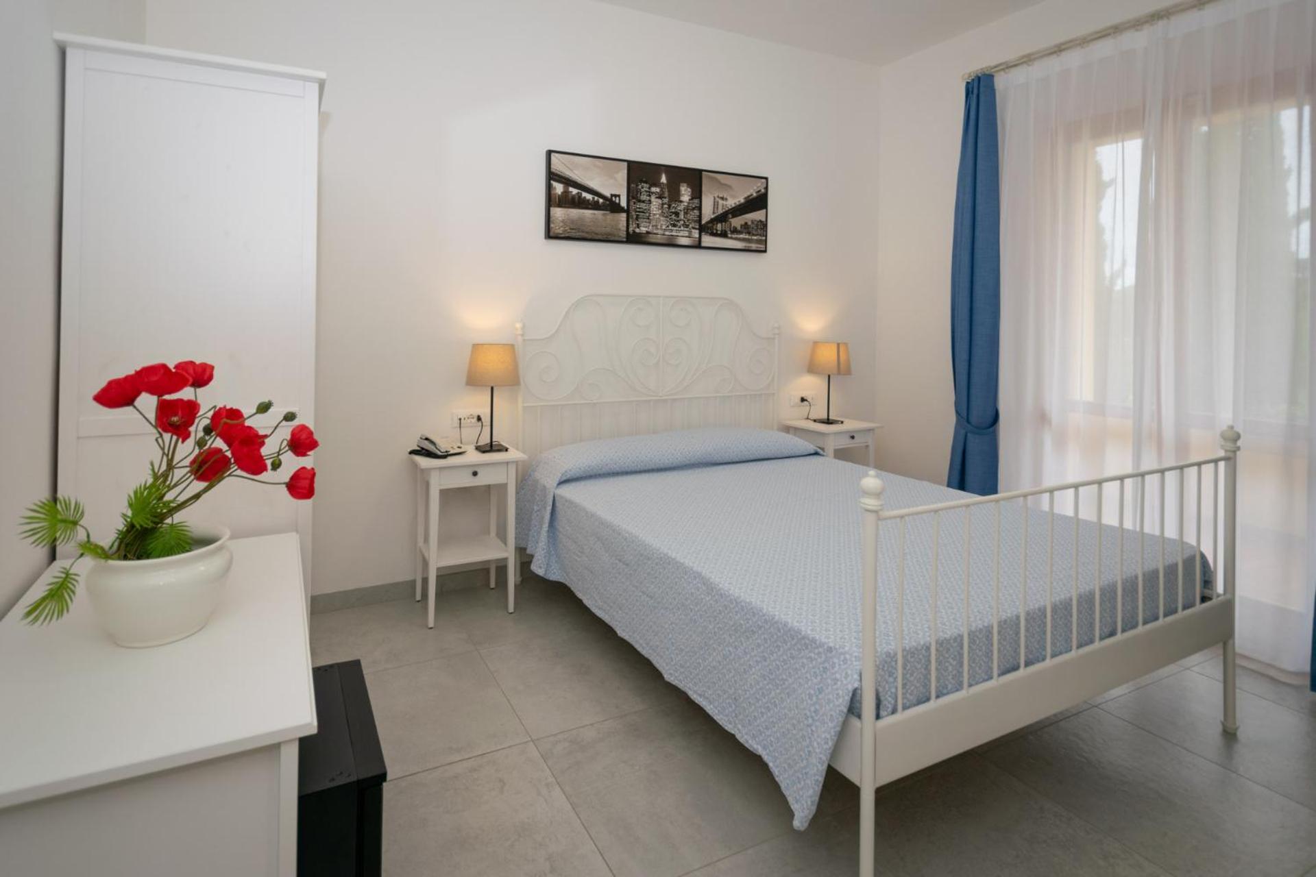 Double or Twin Room with Partial Sea View - Photo 11