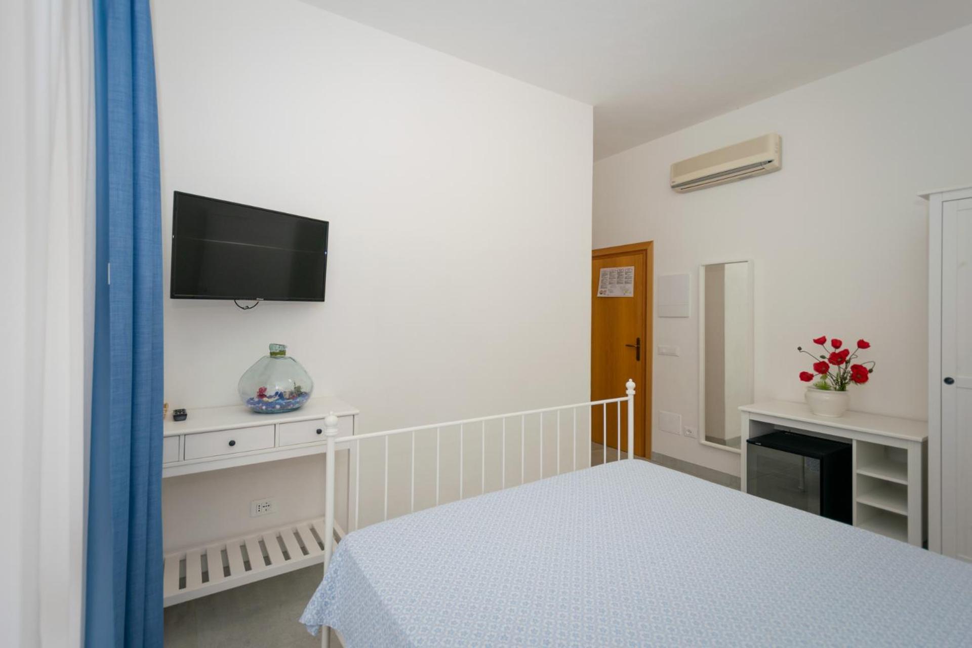 Double or Twin Room with Partial Sea View - Photo 10