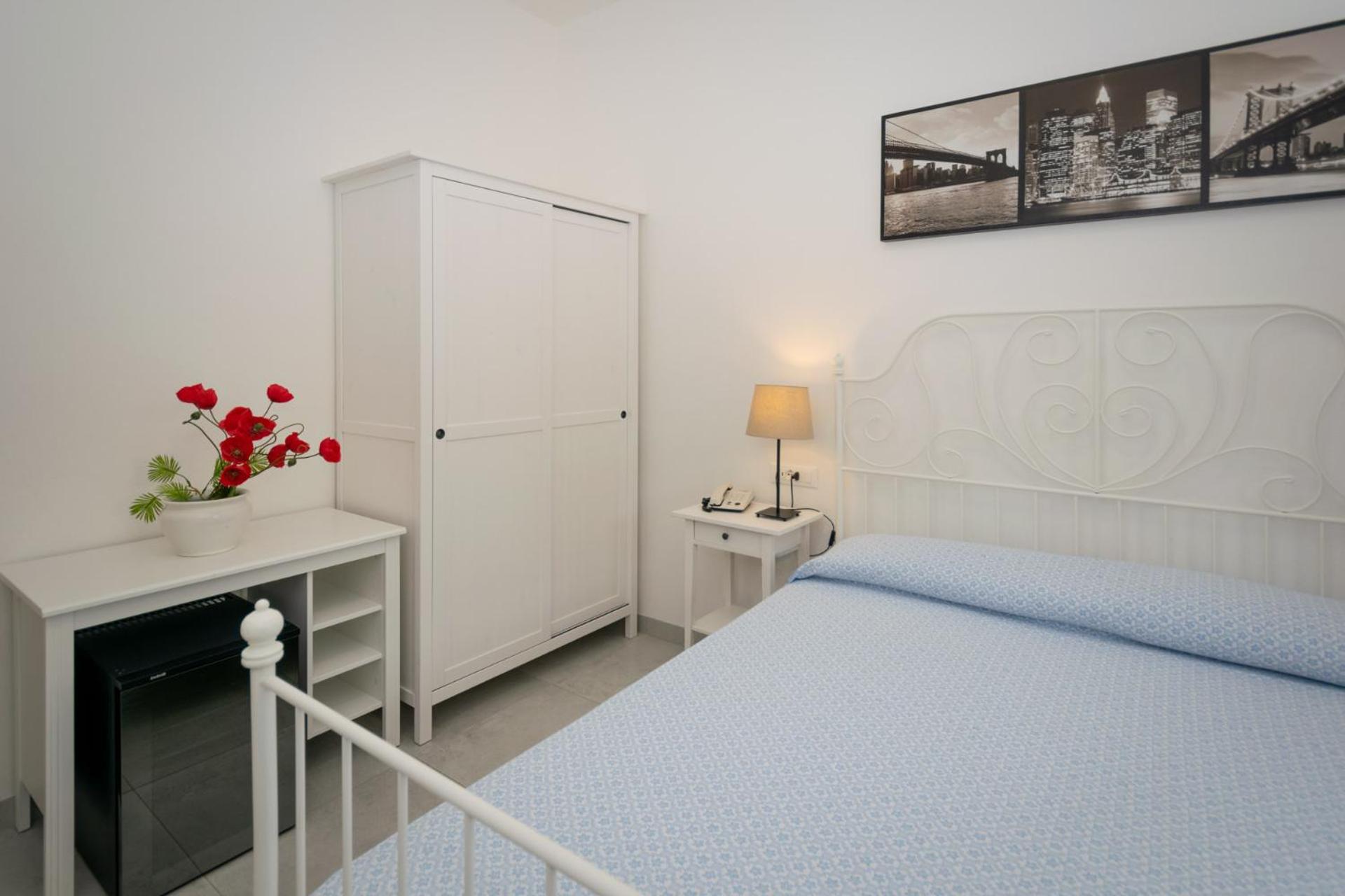 Double or Twin Room with Partial Sea View - Photo 9