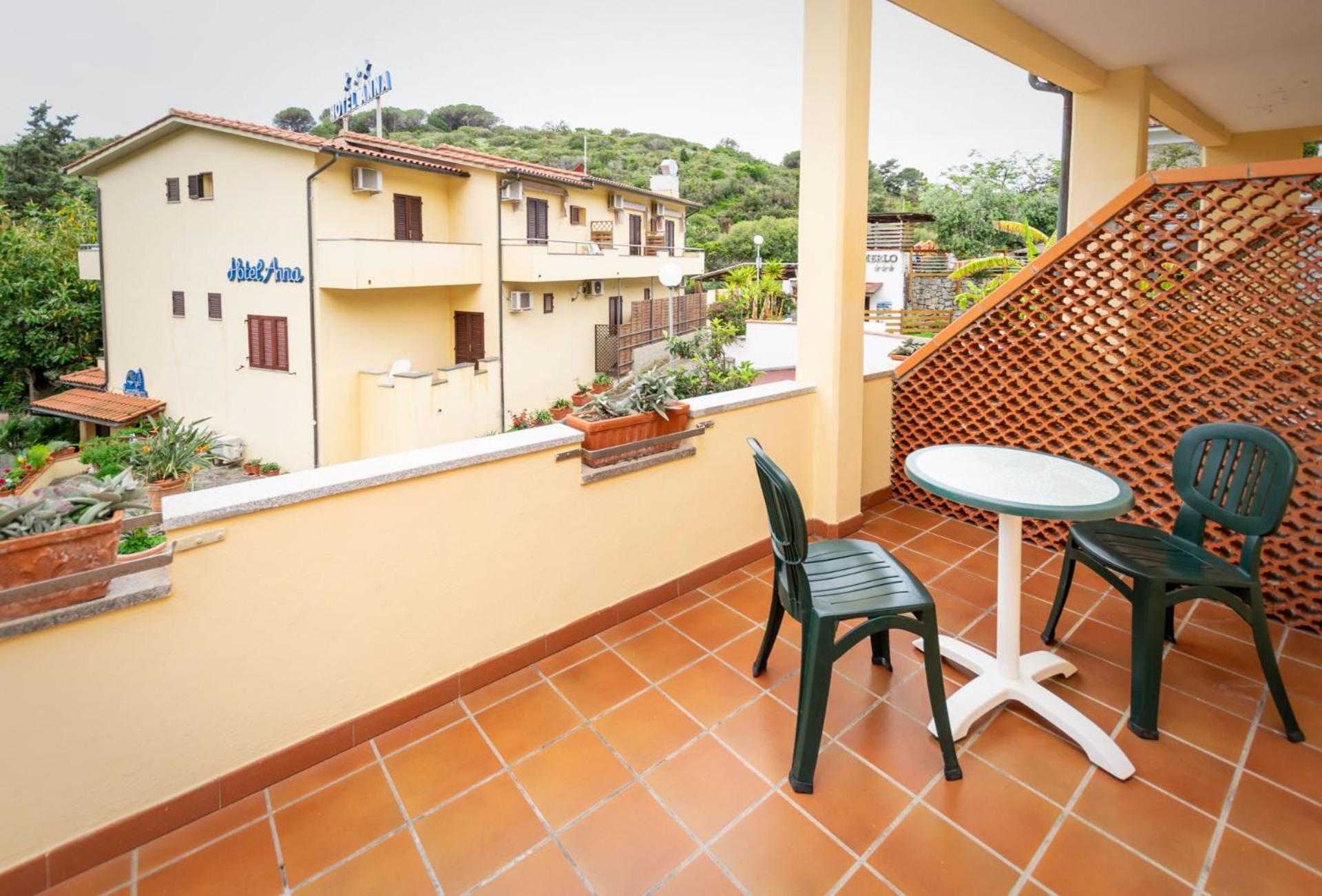 Double or Twin Room with Partial Sea View - Photo 8
