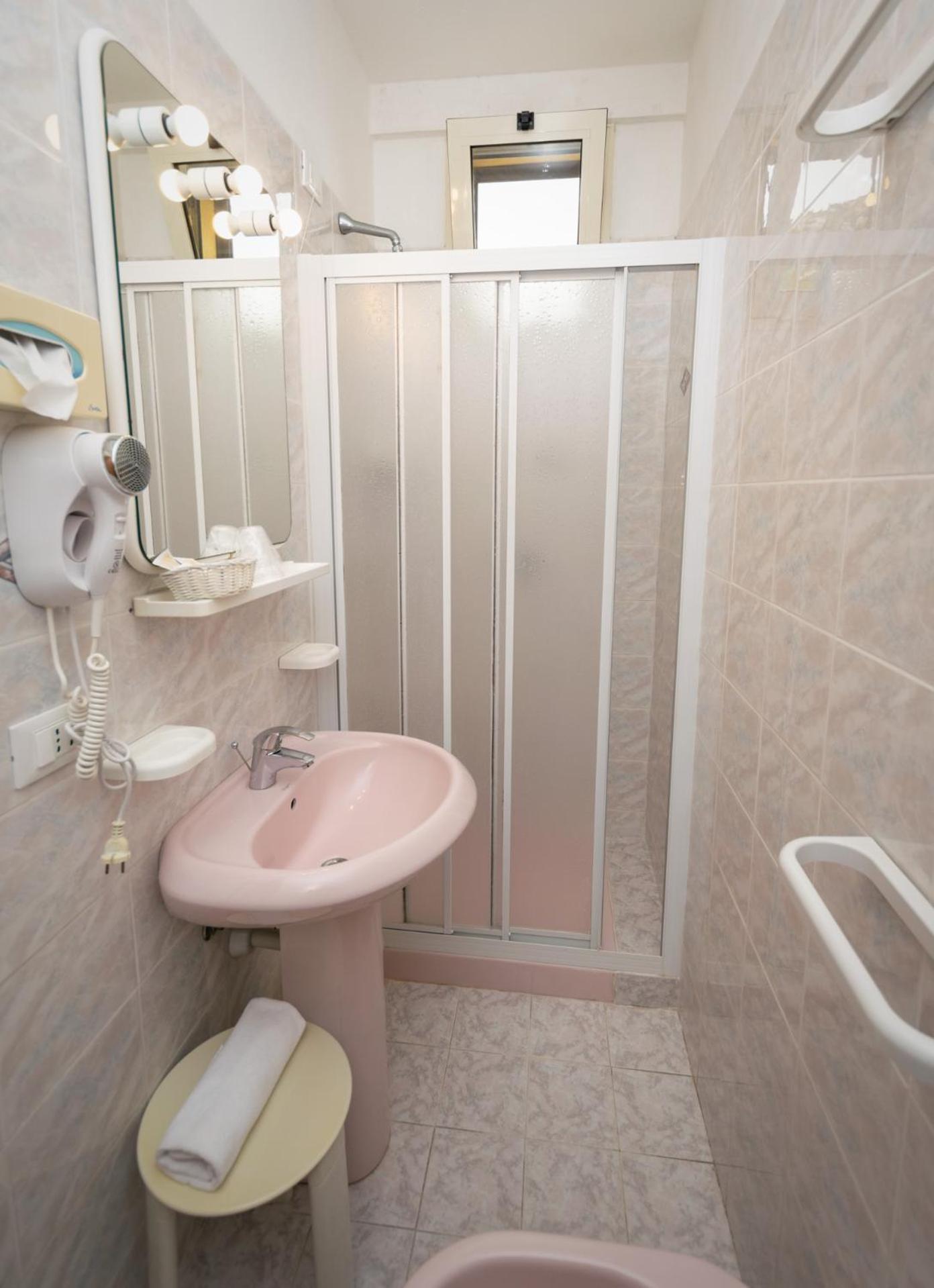 Economy Double Room - Photo 6