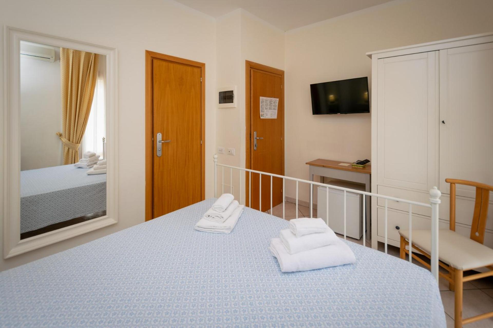 Economy Double Room - Photo 7