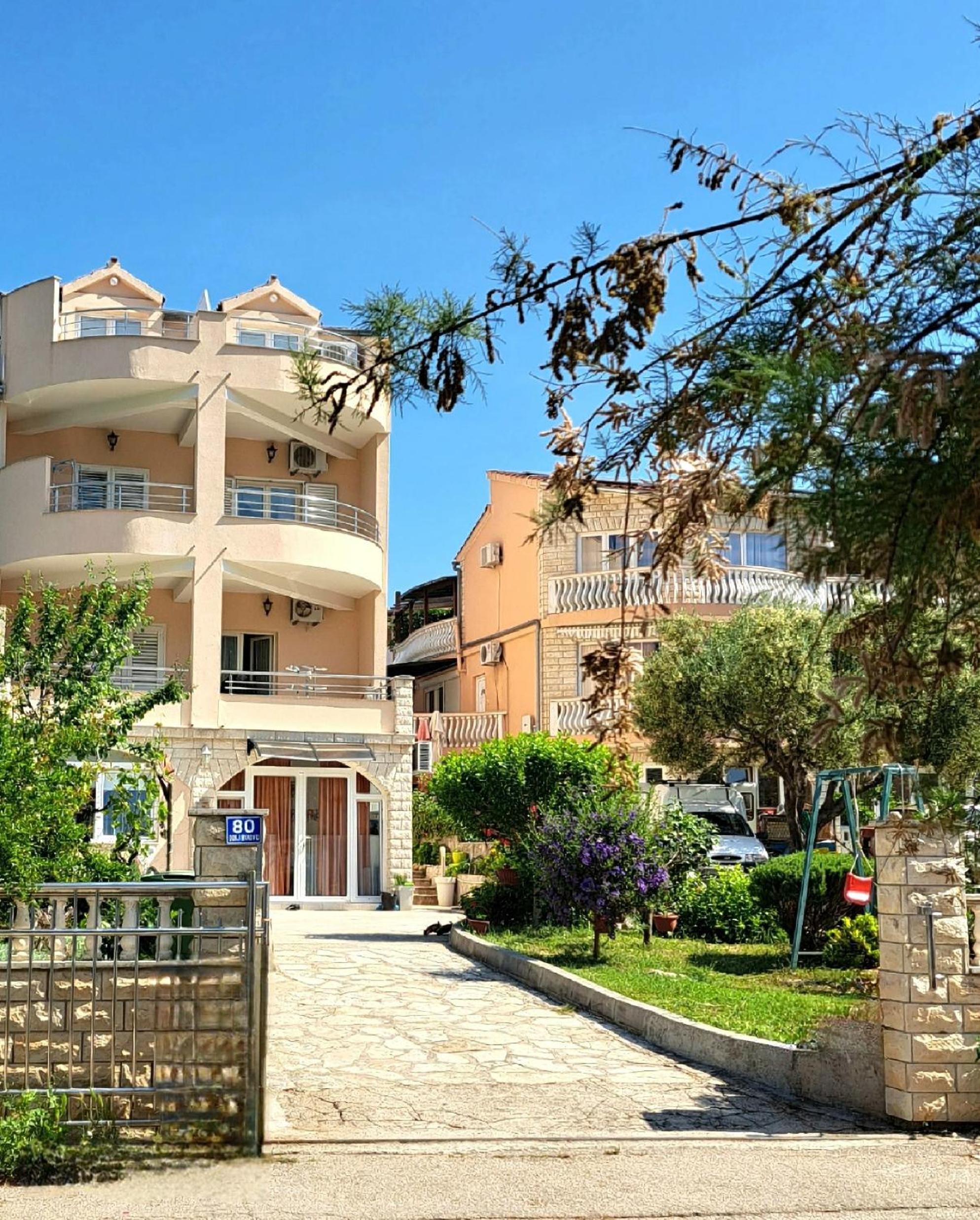 Three-Bedroom Apartment with Balcony and Sea View photo 2