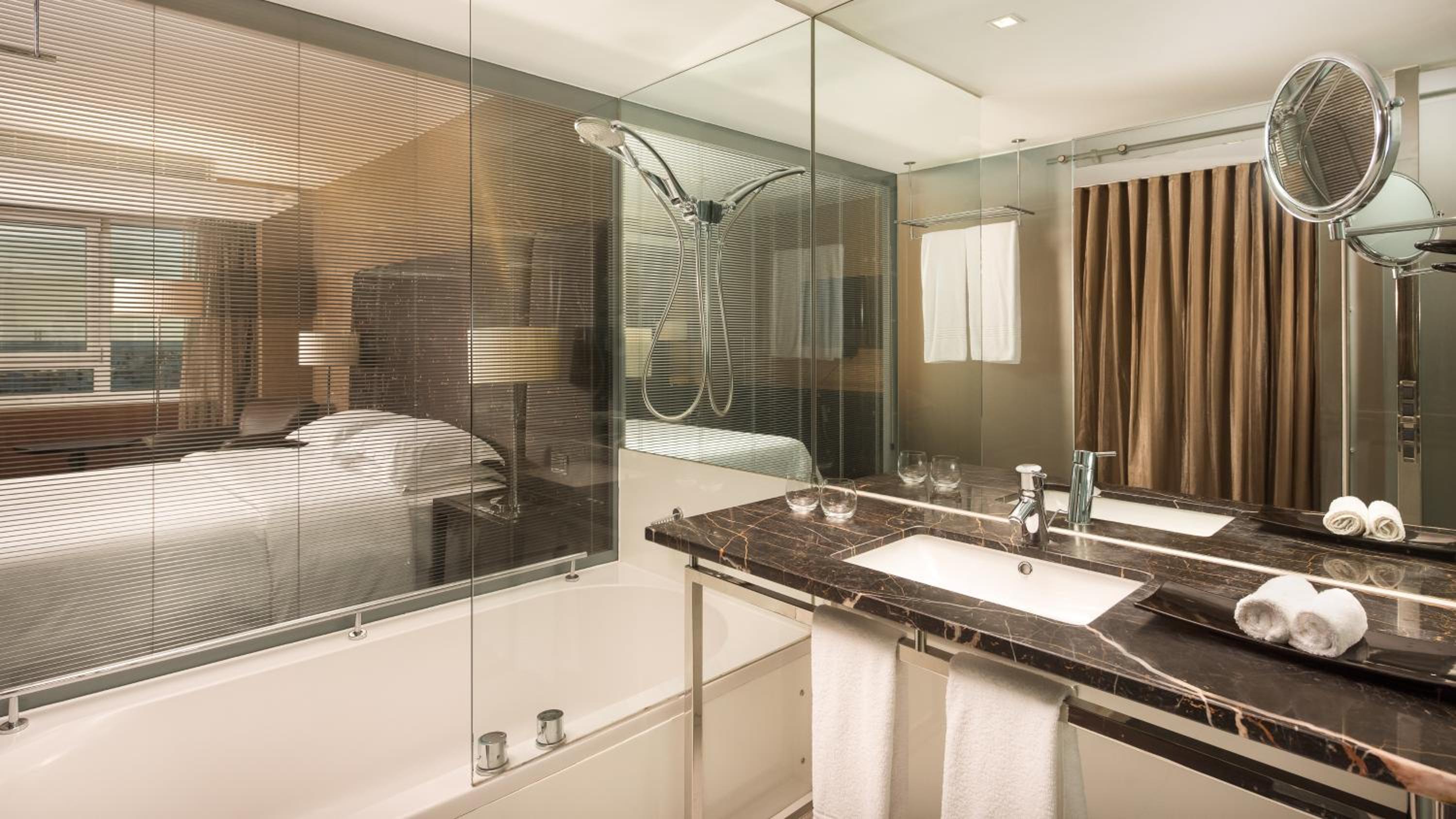 Premium Deluxe, Guest room, 1 Queen, City view, High floor - Photo 4