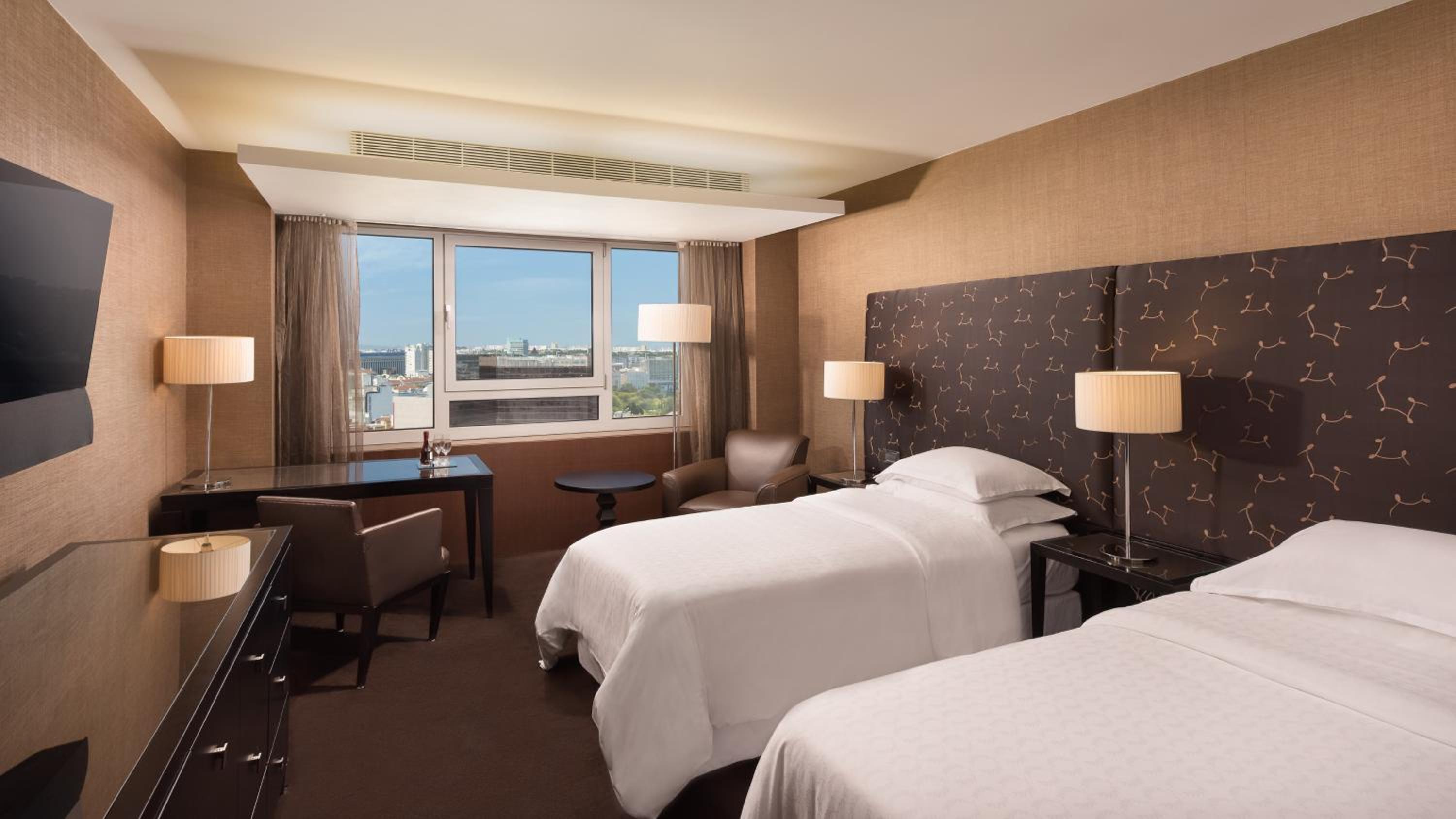 Premium Deluxe, Guest room, 2 Twin/Single Bed(s), City view - Photo 1