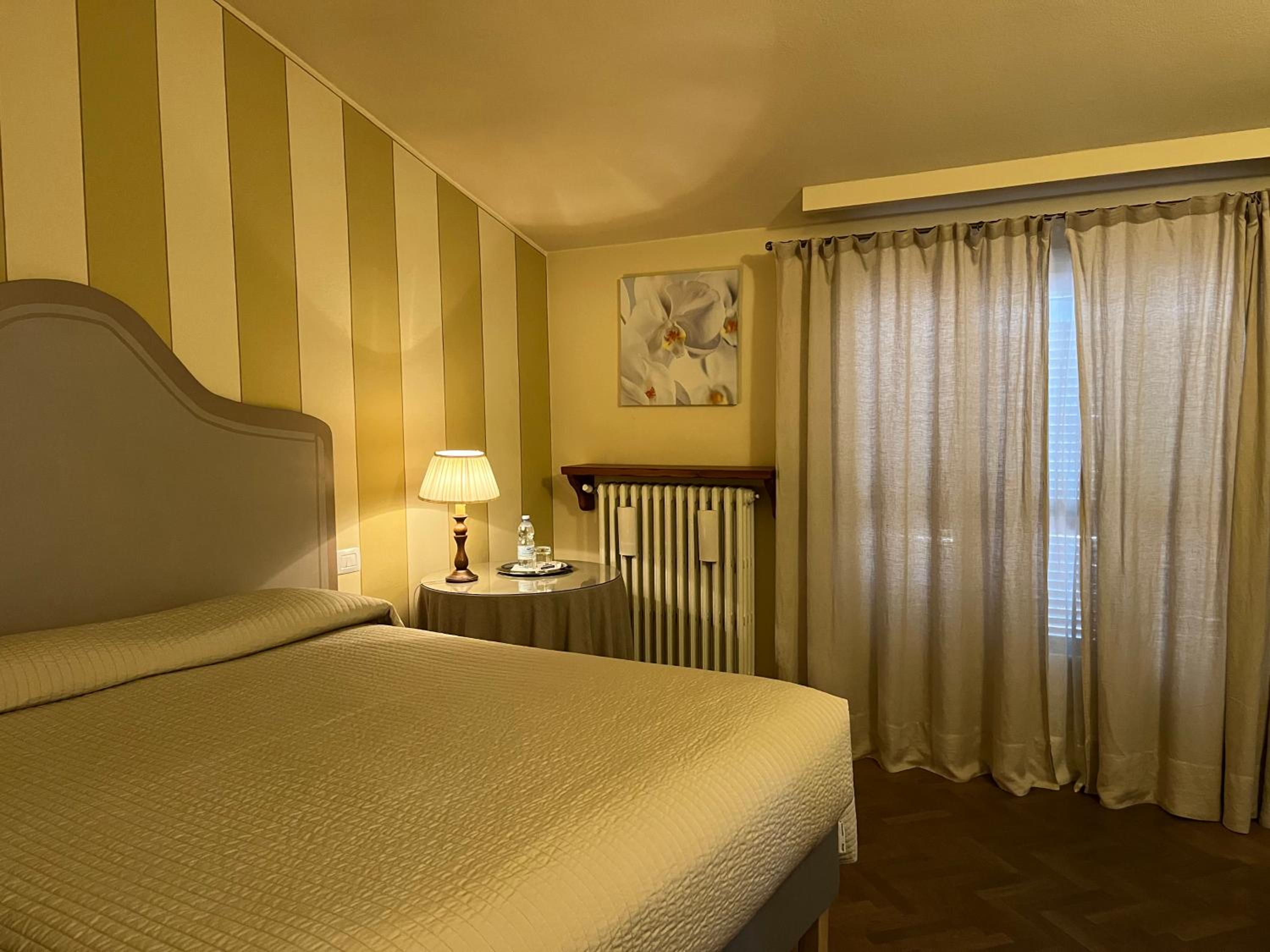 Deluxe Double Room with Balcony photo 3