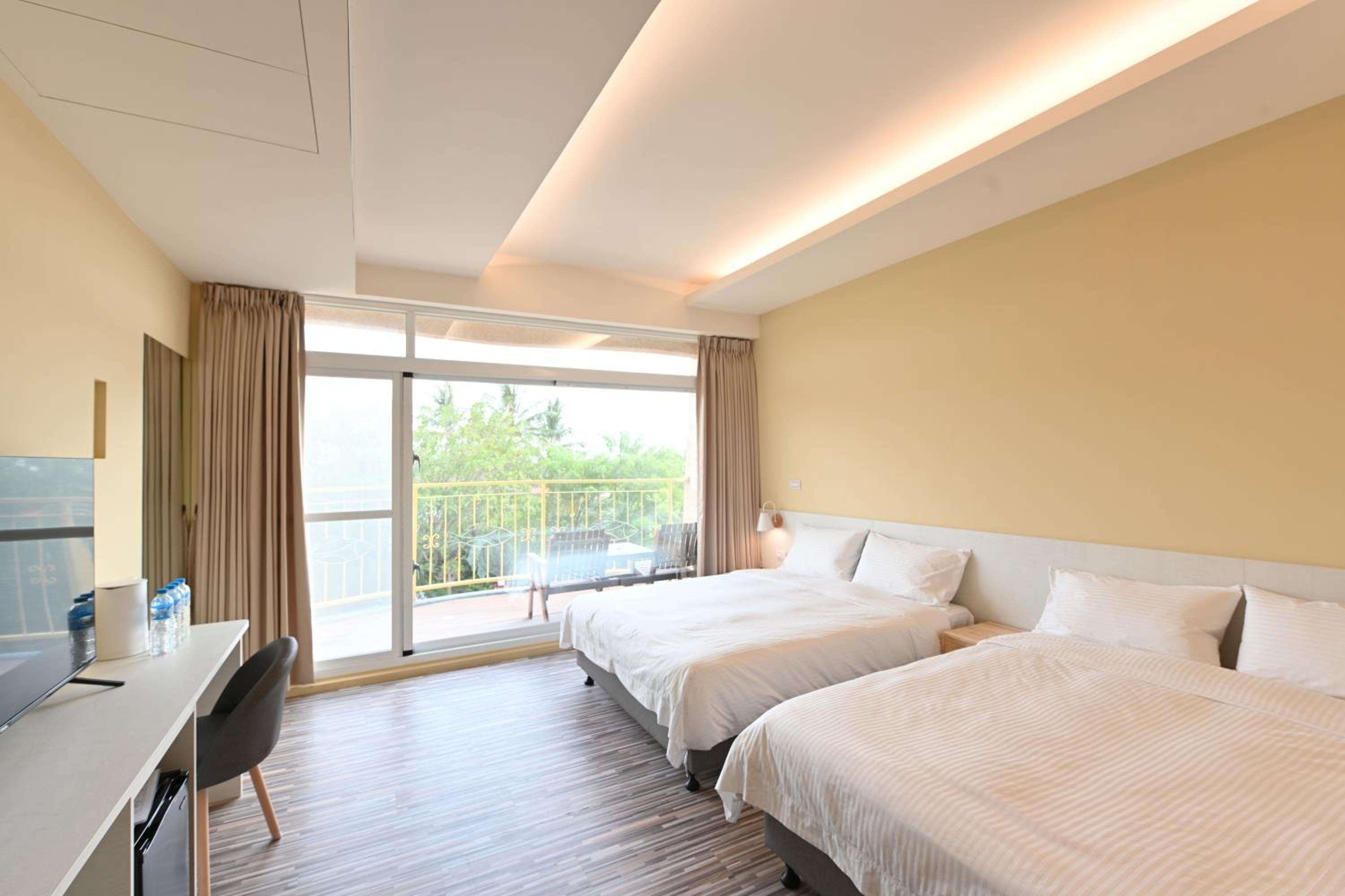 Quadruple Room with Balcony - Photo 2
