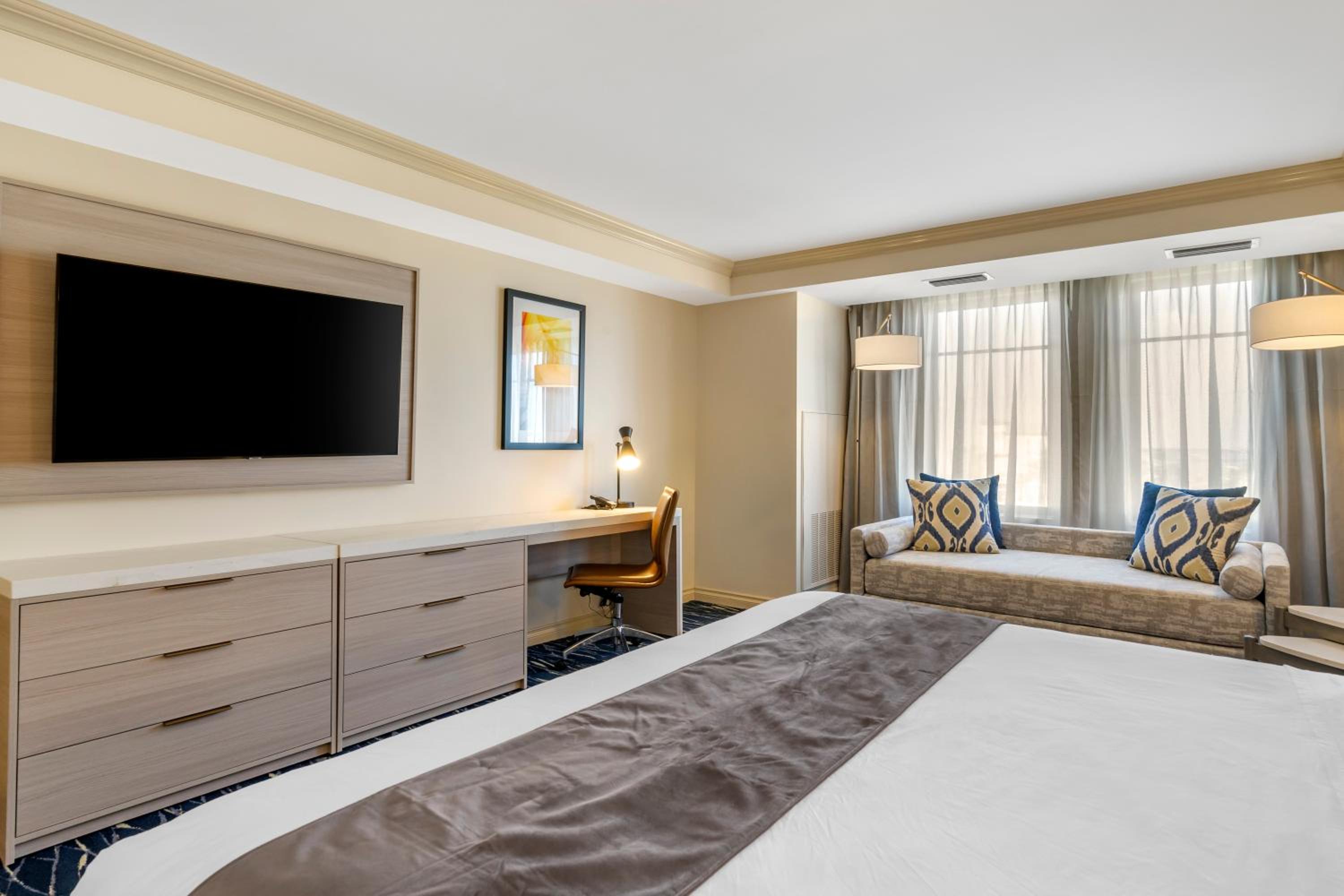 King Room - Non-Smoking - Photo 3