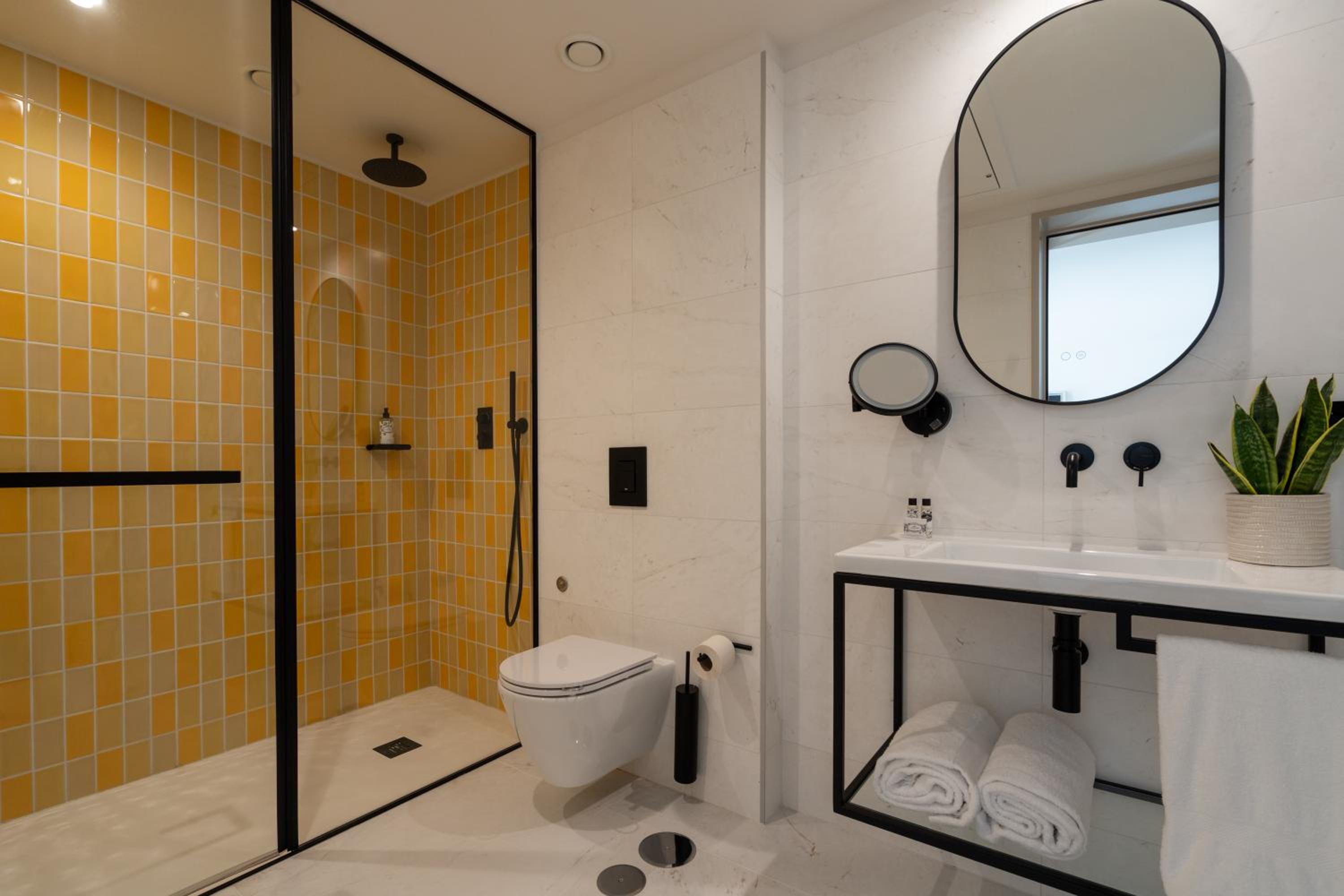 Suite - Photo 3