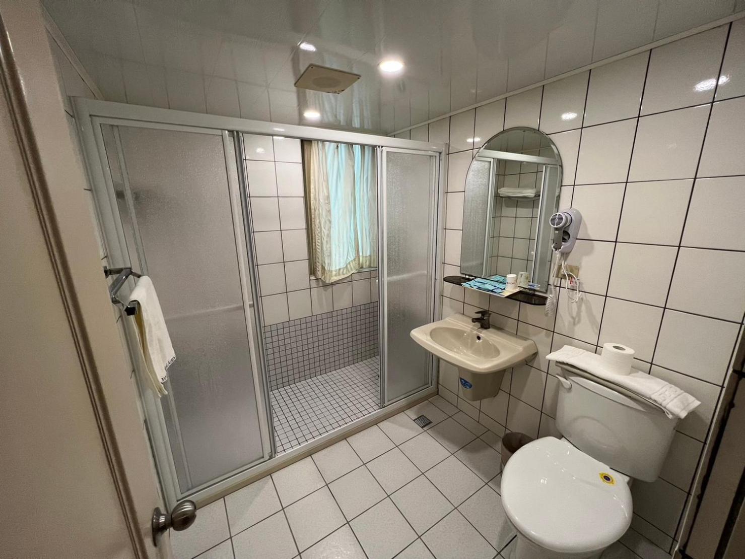 Standard Twin Room - Photo 10
