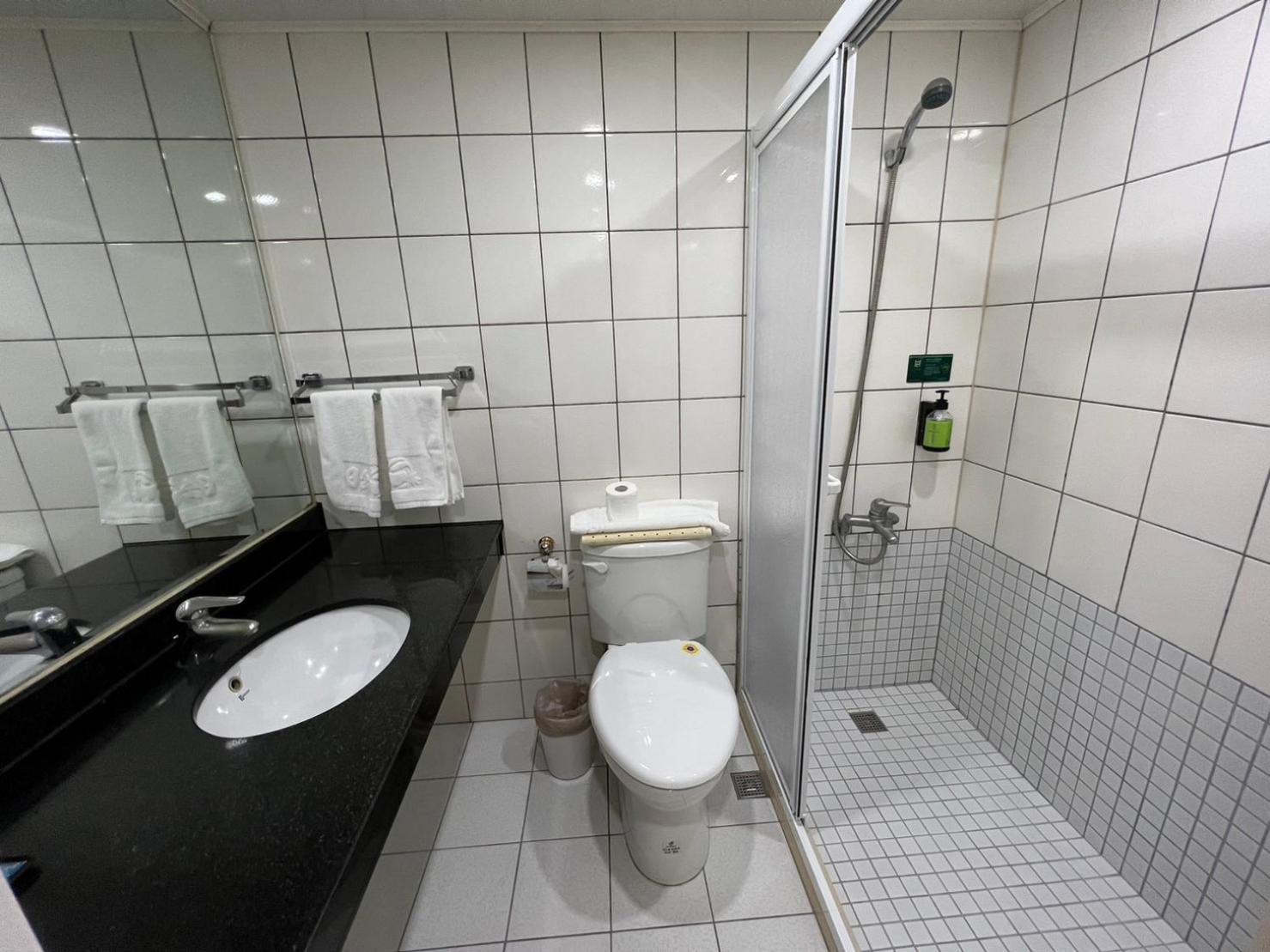 Standard Twin Room - Photo 11