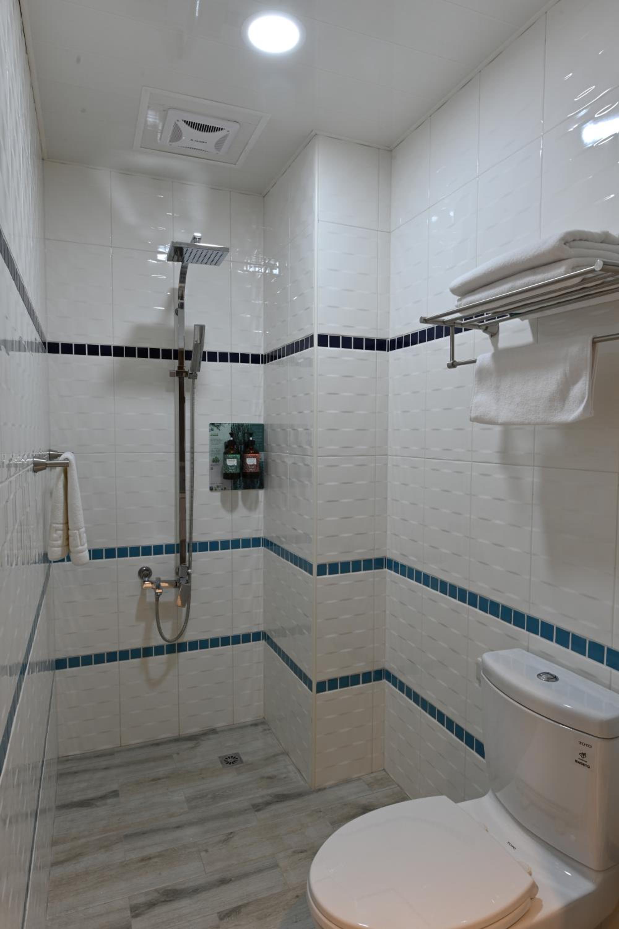 Classic Quadruple Room - Photo 7