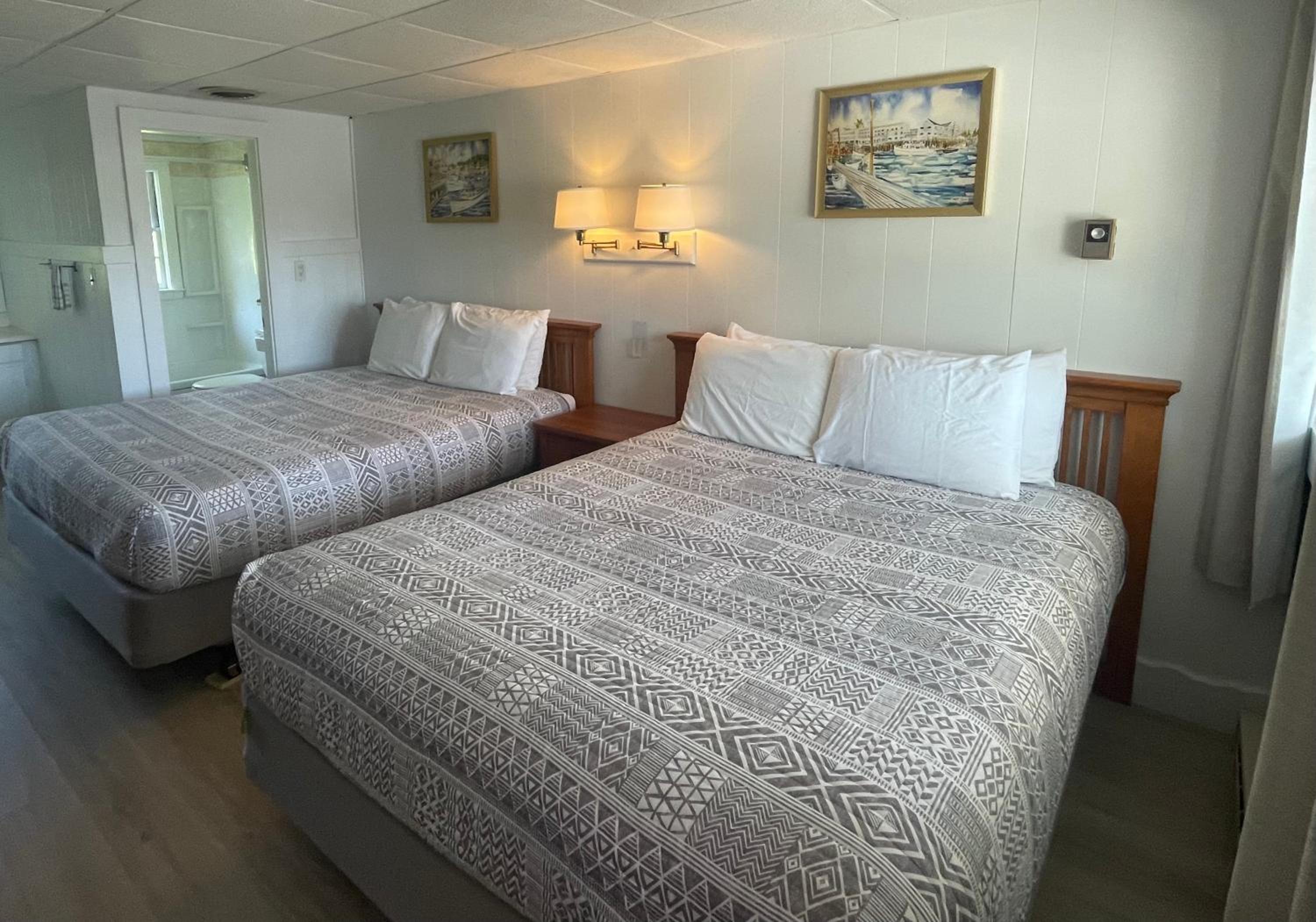 Queen Room with Two Queen Beds photo 3