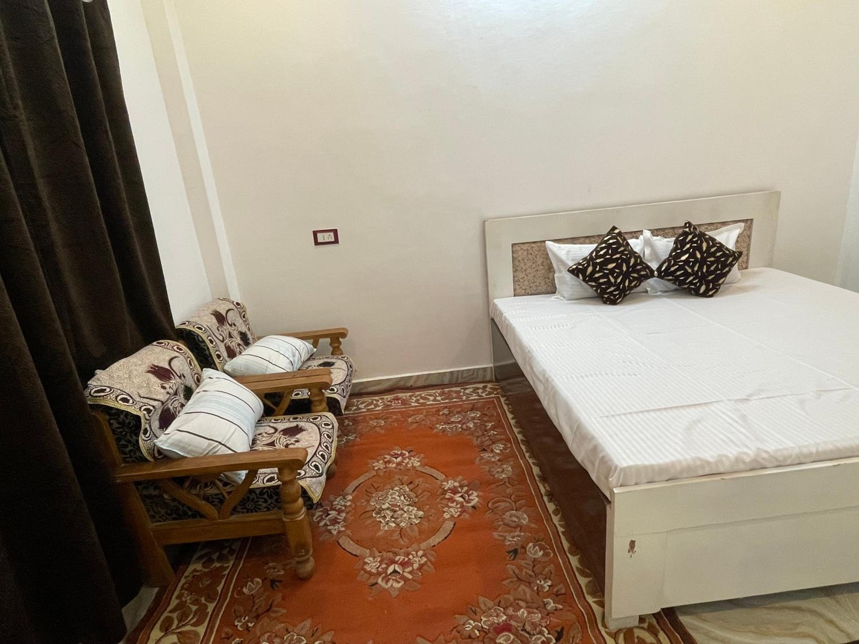 Deluxe Double Room (2 Adults + 1 Child) photo 2