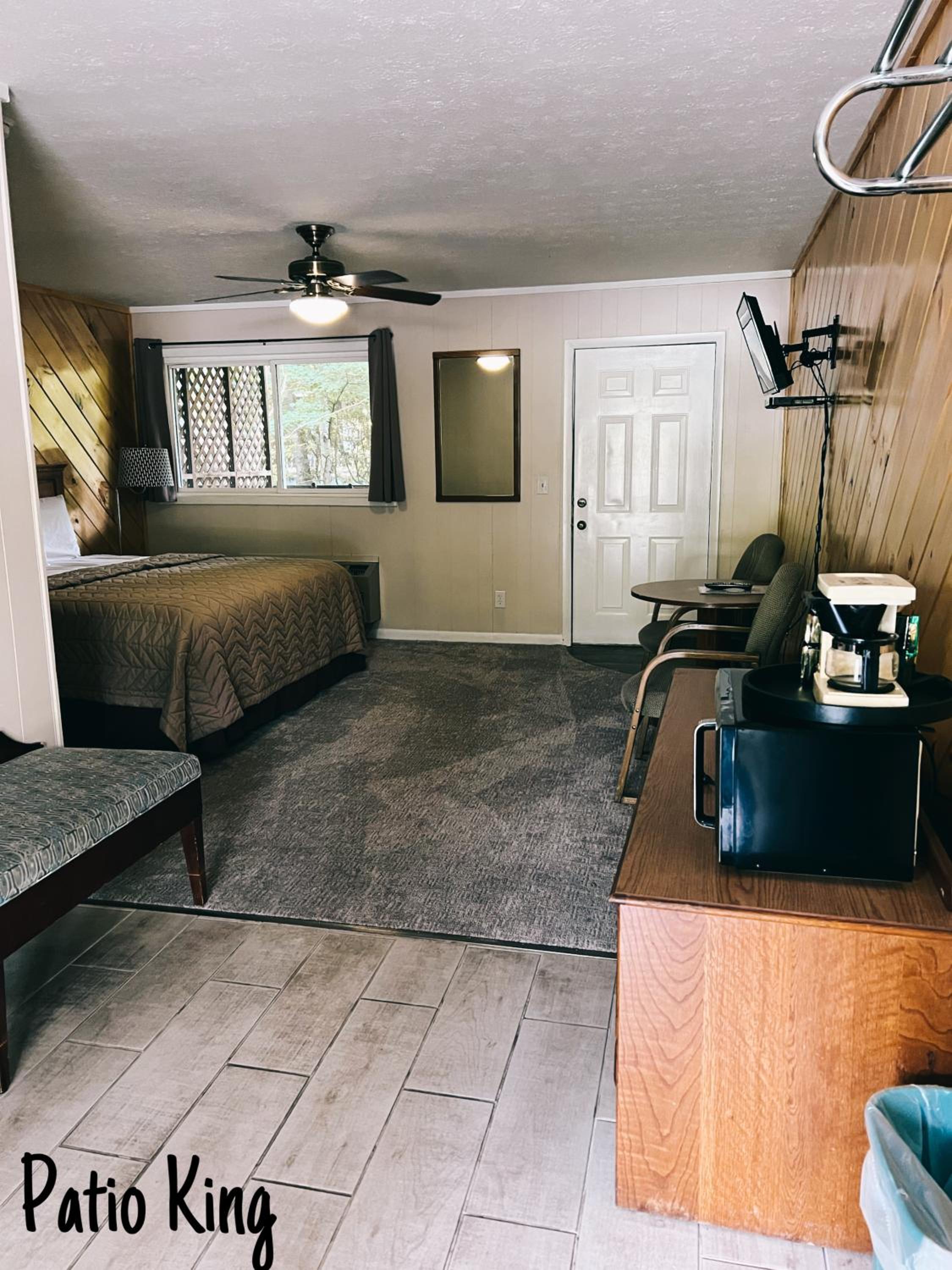 King Room with Balcony - Photo 2