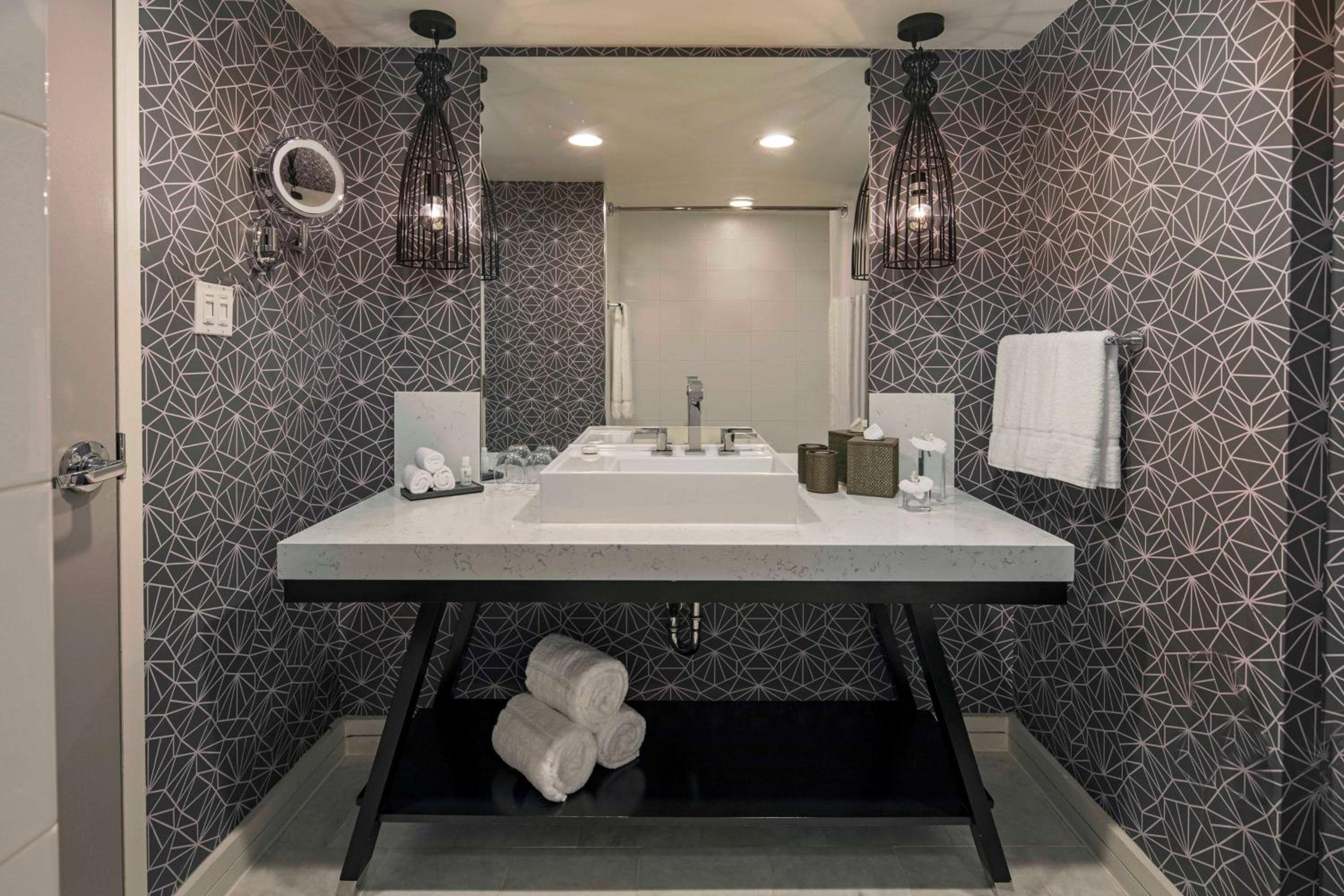 Deluxe King Room - Photo 4