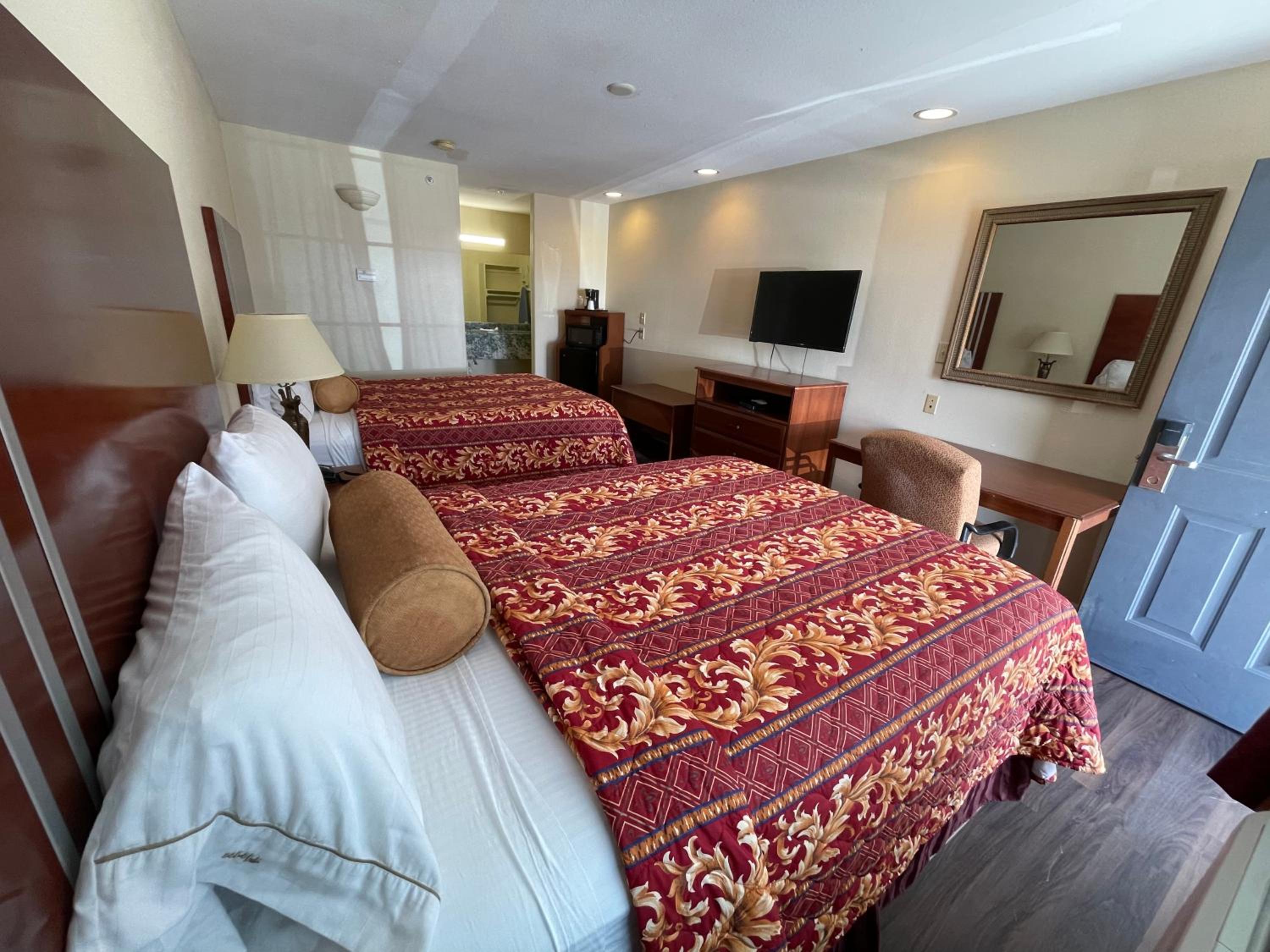 Queen Room with Two Queen Beds - Smoking photo 1