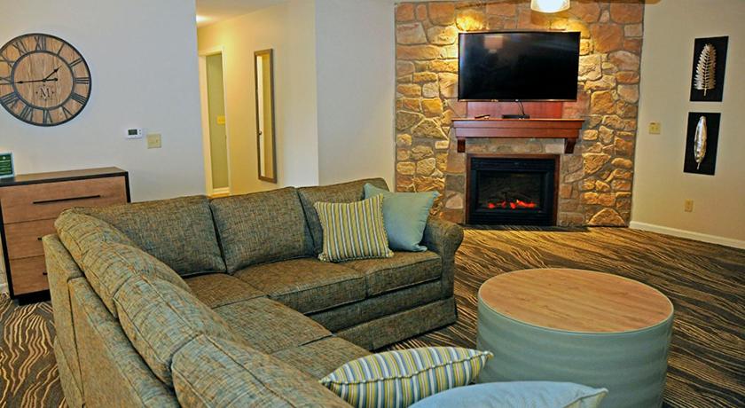 Woodstone Two Bedroom Deluxe Condo with Jacuzzi - Partial Kitchen photo 3