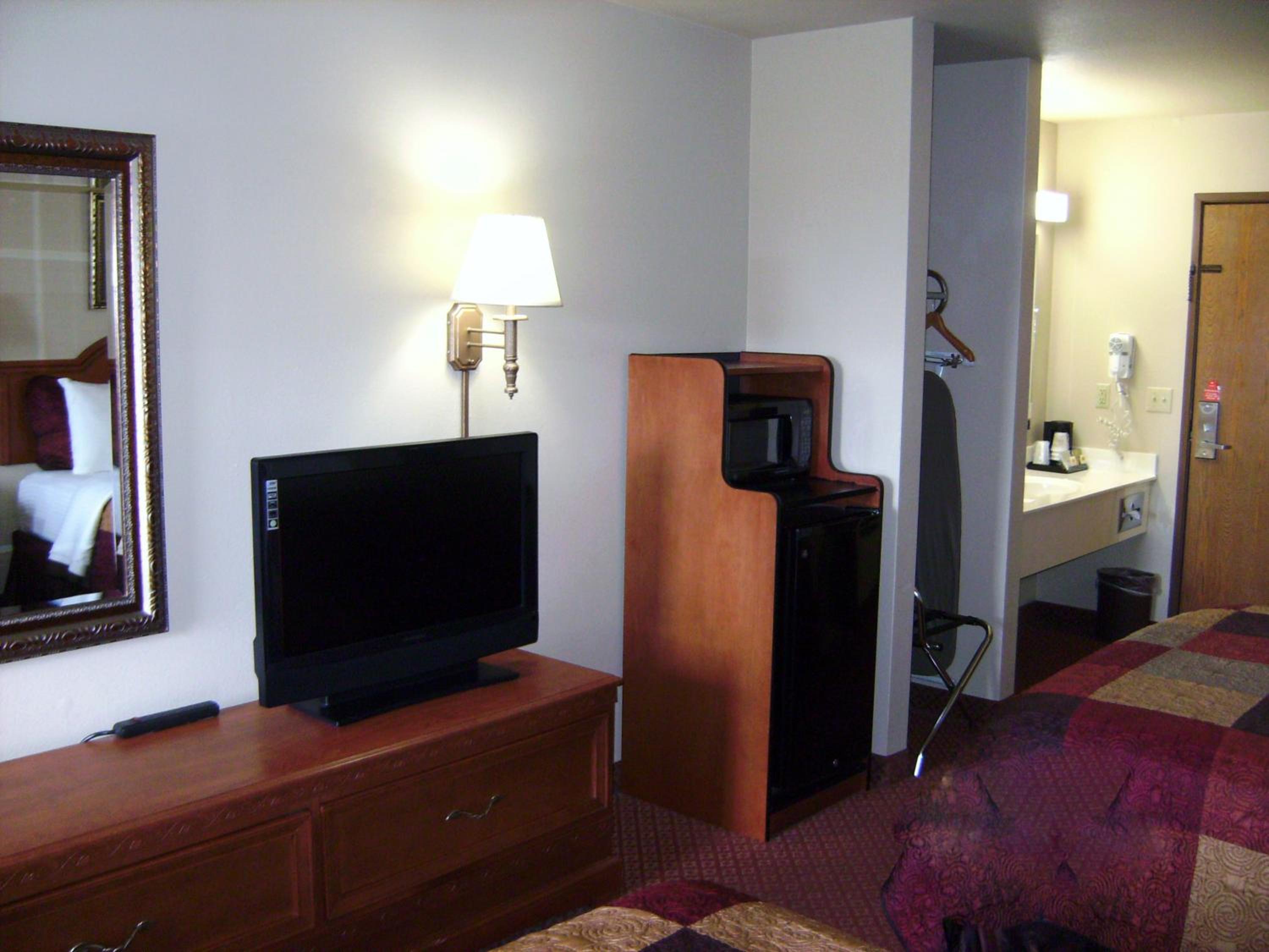Queen Room with Two Queen Beds - Photo 5