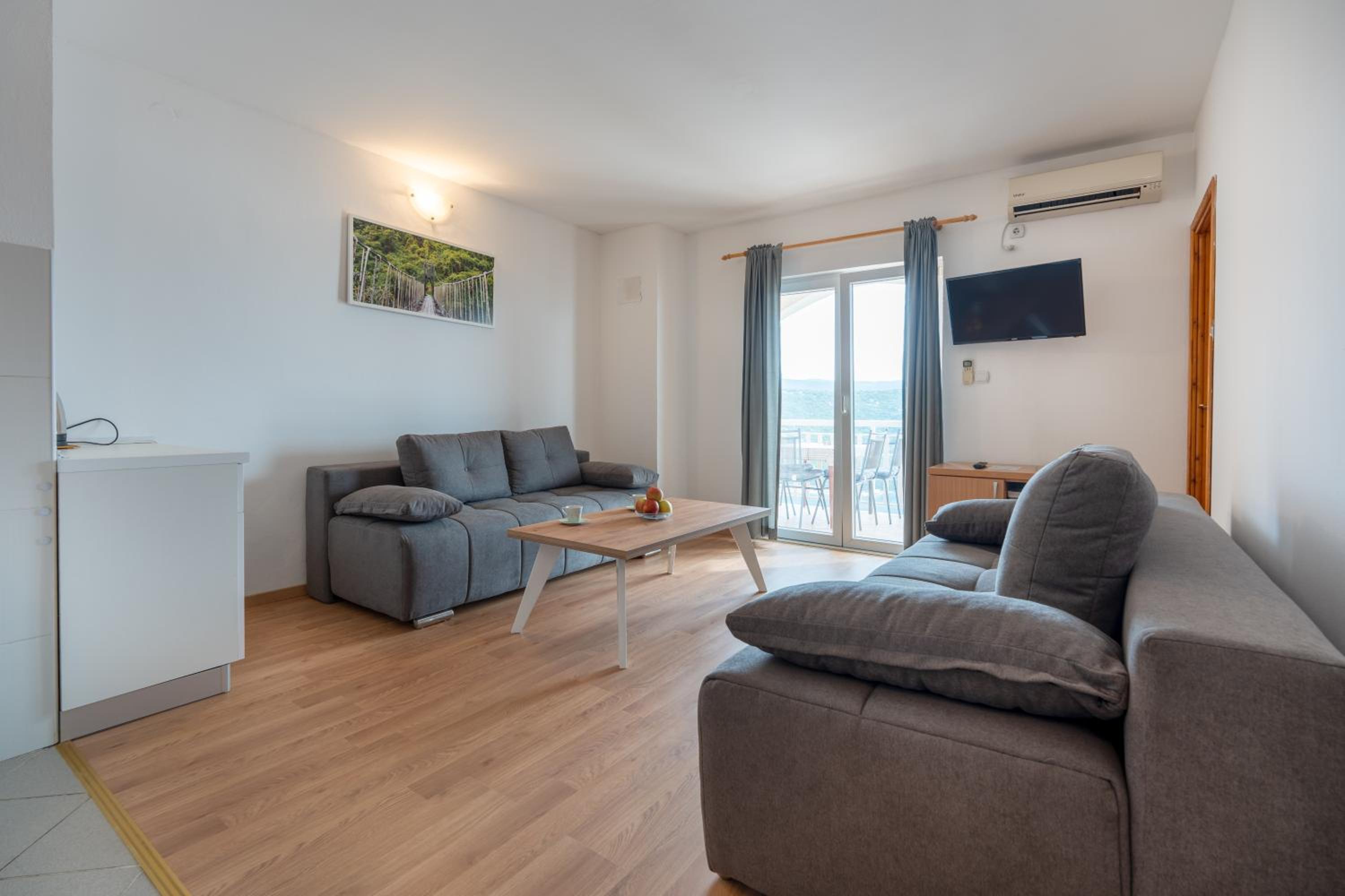 Apartment with Balcony and Sea View