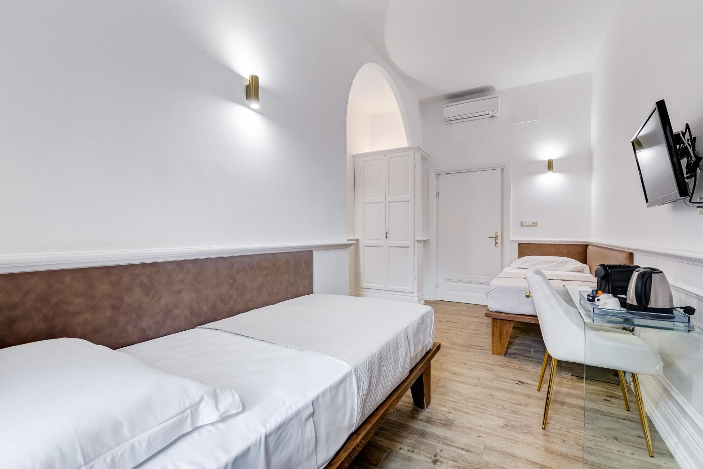Twin Room with Private Bathroom photo 3