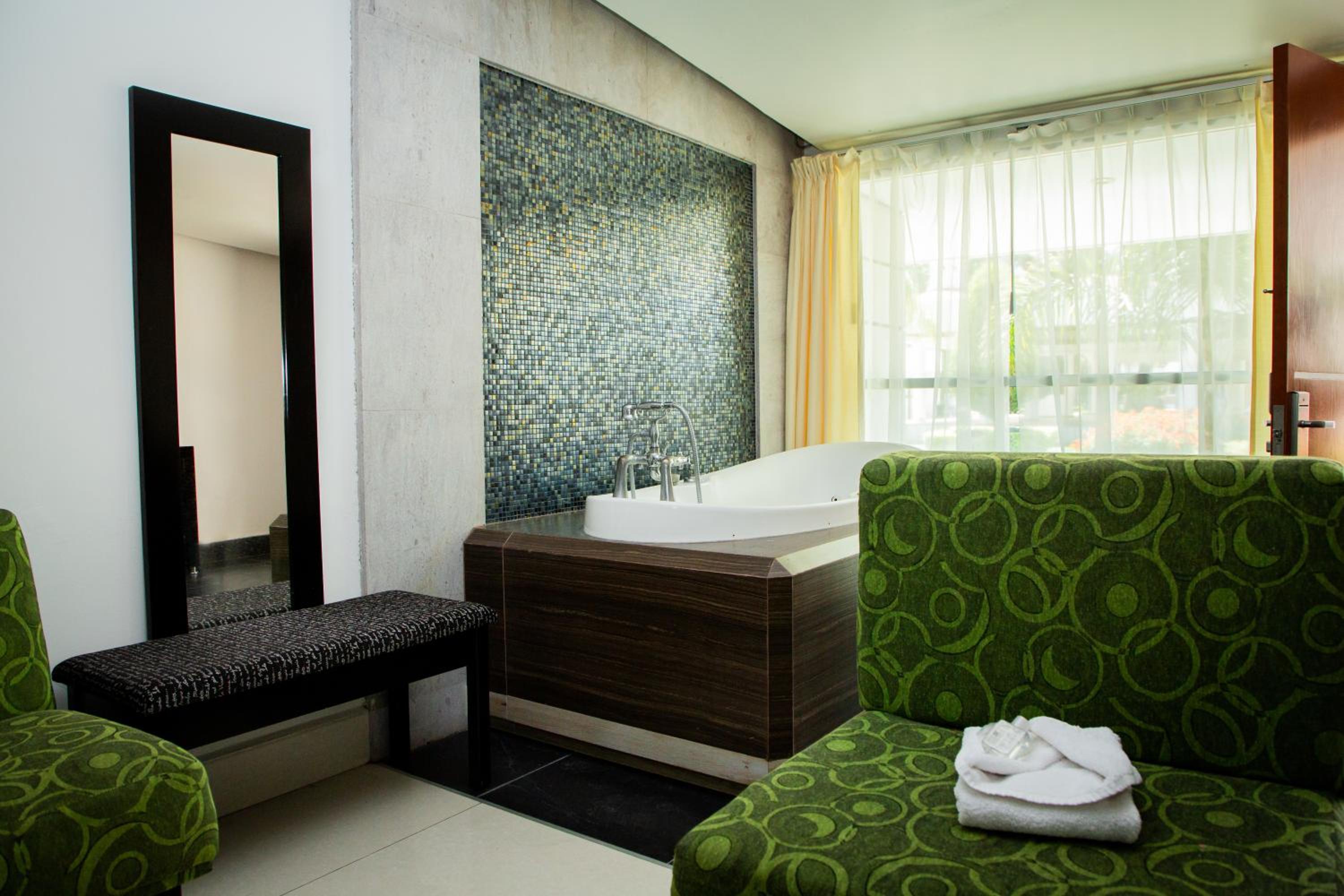Suite with Spa Bath - Photo 3