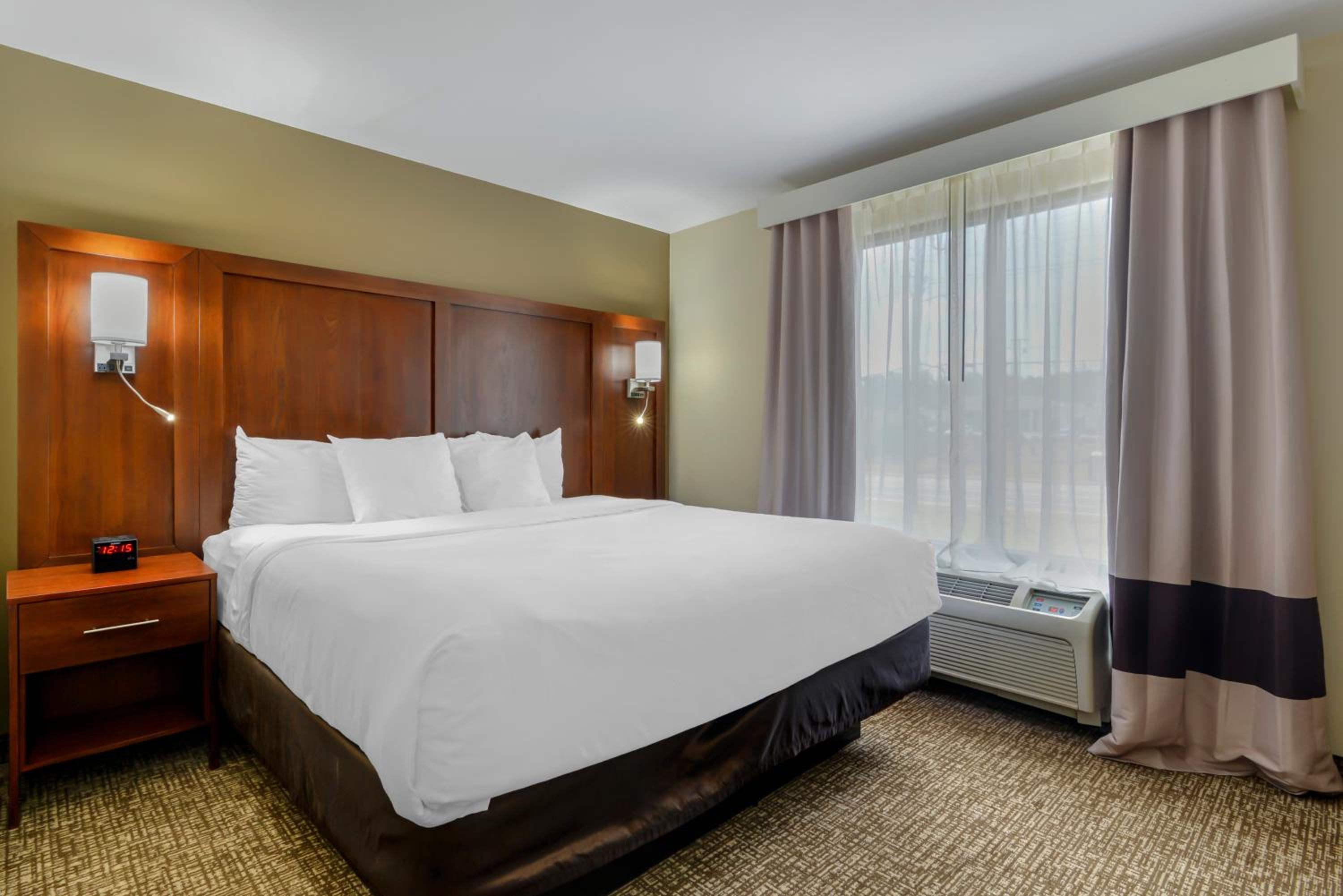 King Suite - Non-Smoking - Photo 2