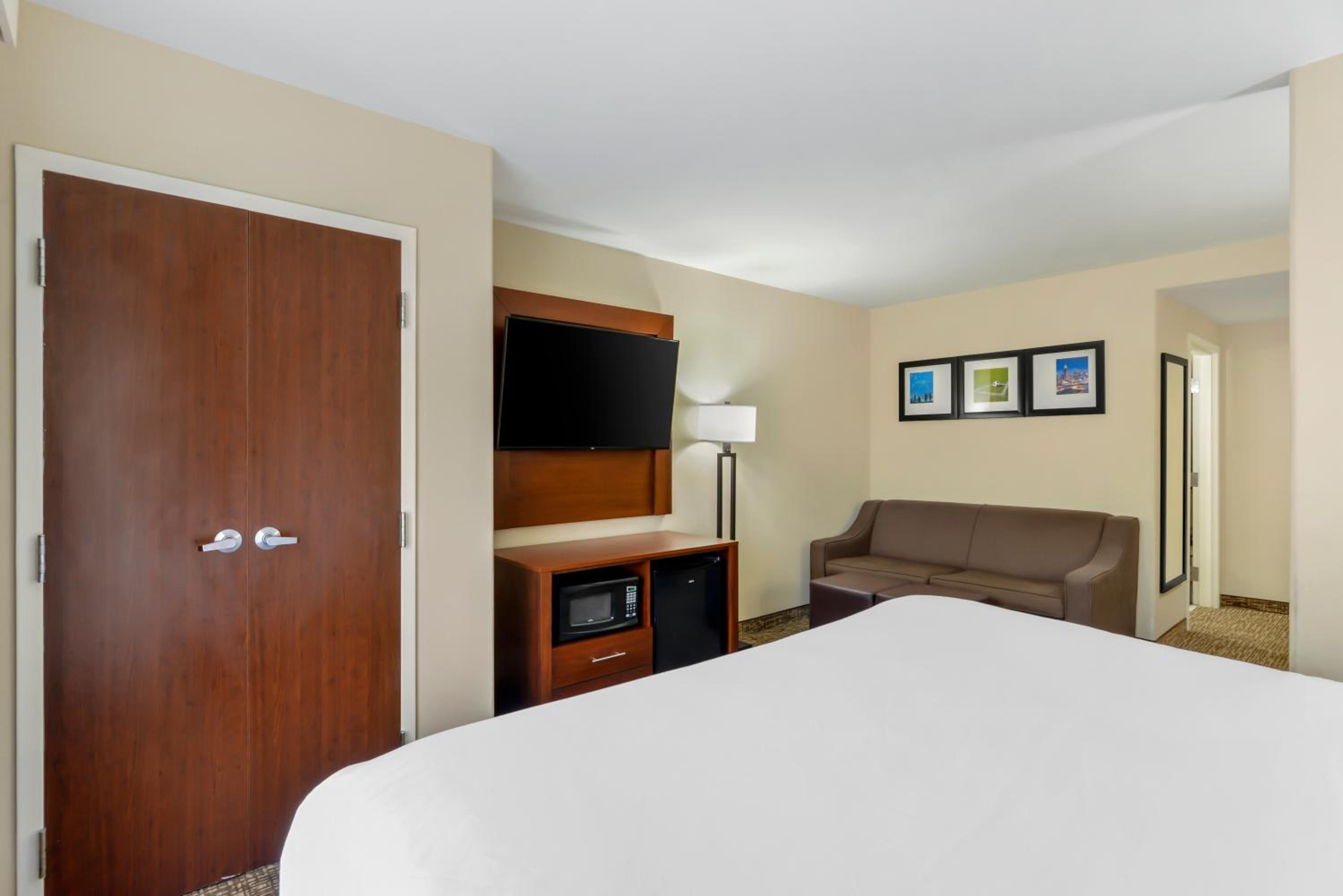 King Suite - Non-Smoking - Photo 5