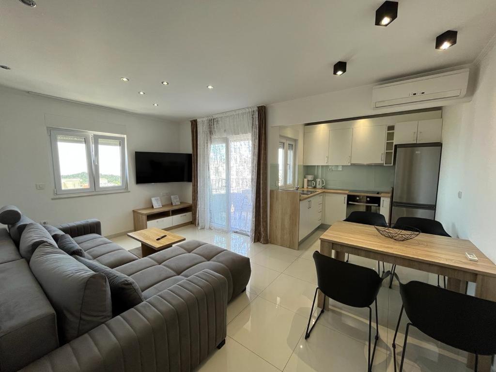 Zwei-Zimmer-Wohnung mit Balkon und Meerblick