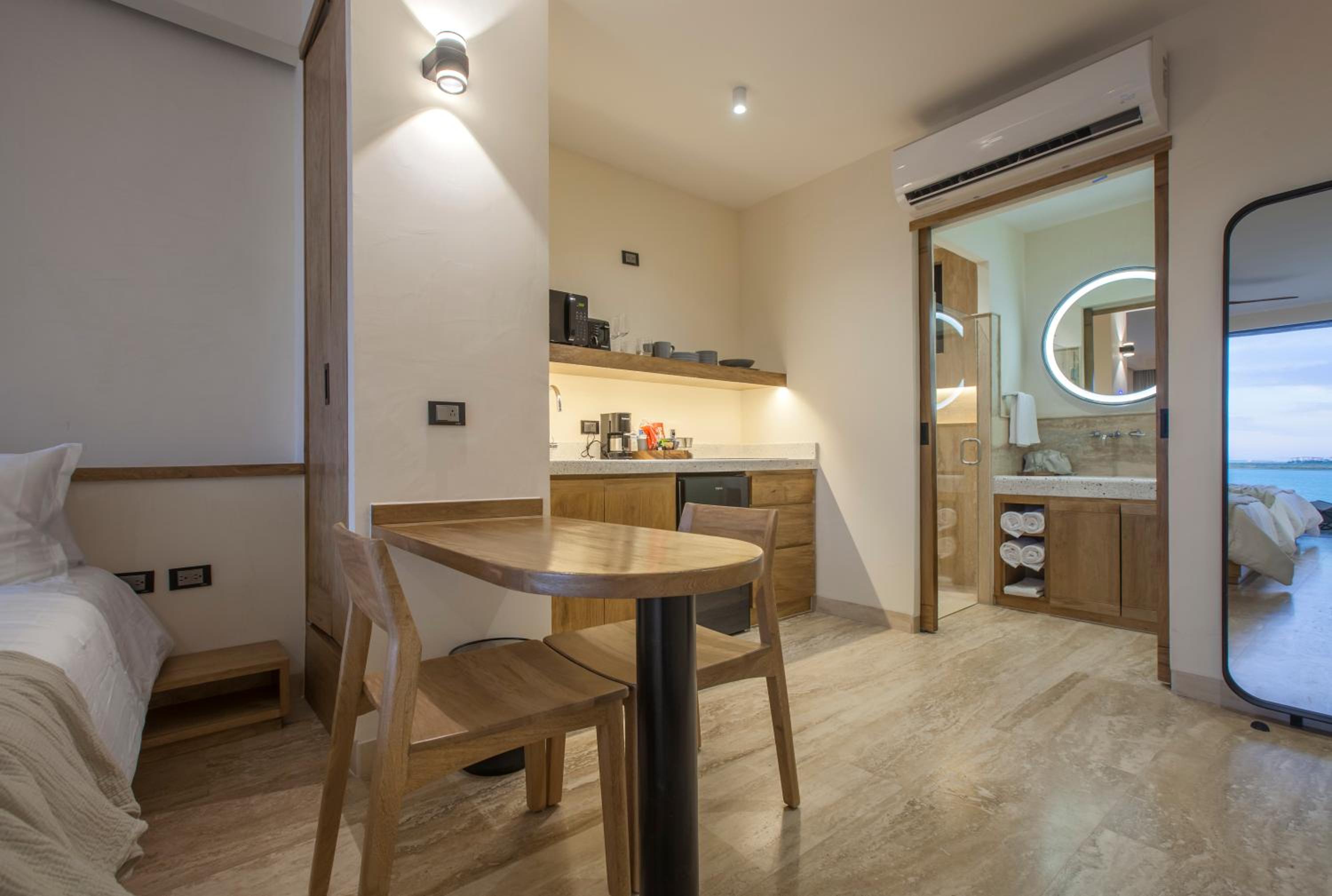 Suite with Sea View - Photo 9