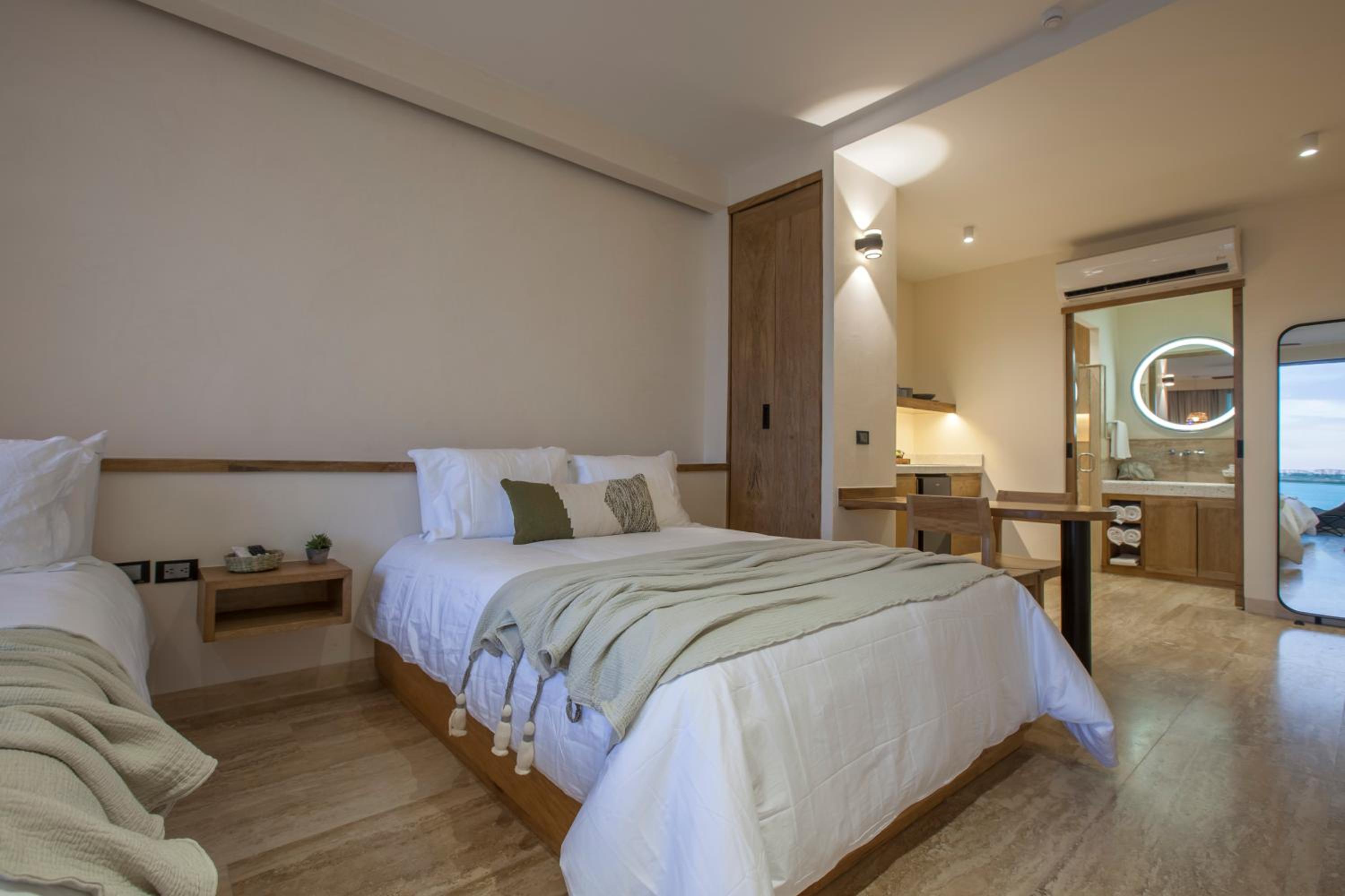 Suite with Sea View - Photo 10