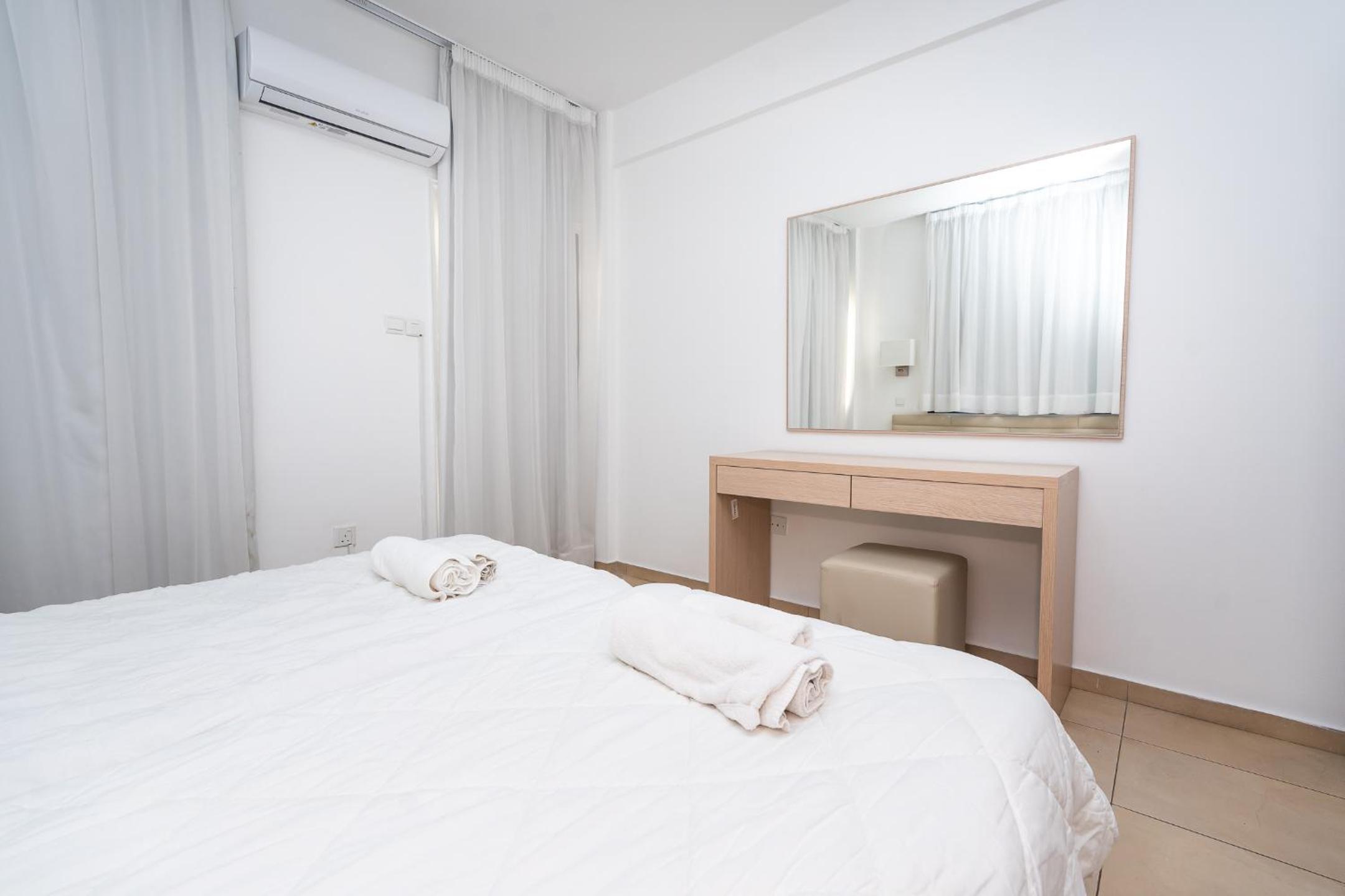 One-Bedroom Apartment photo 1