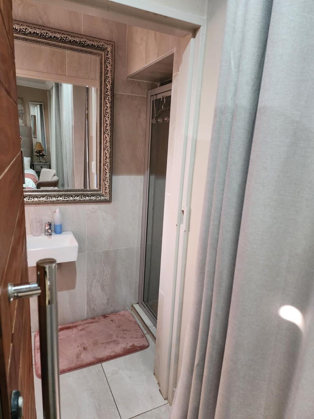 Small Double Room - Photo 10