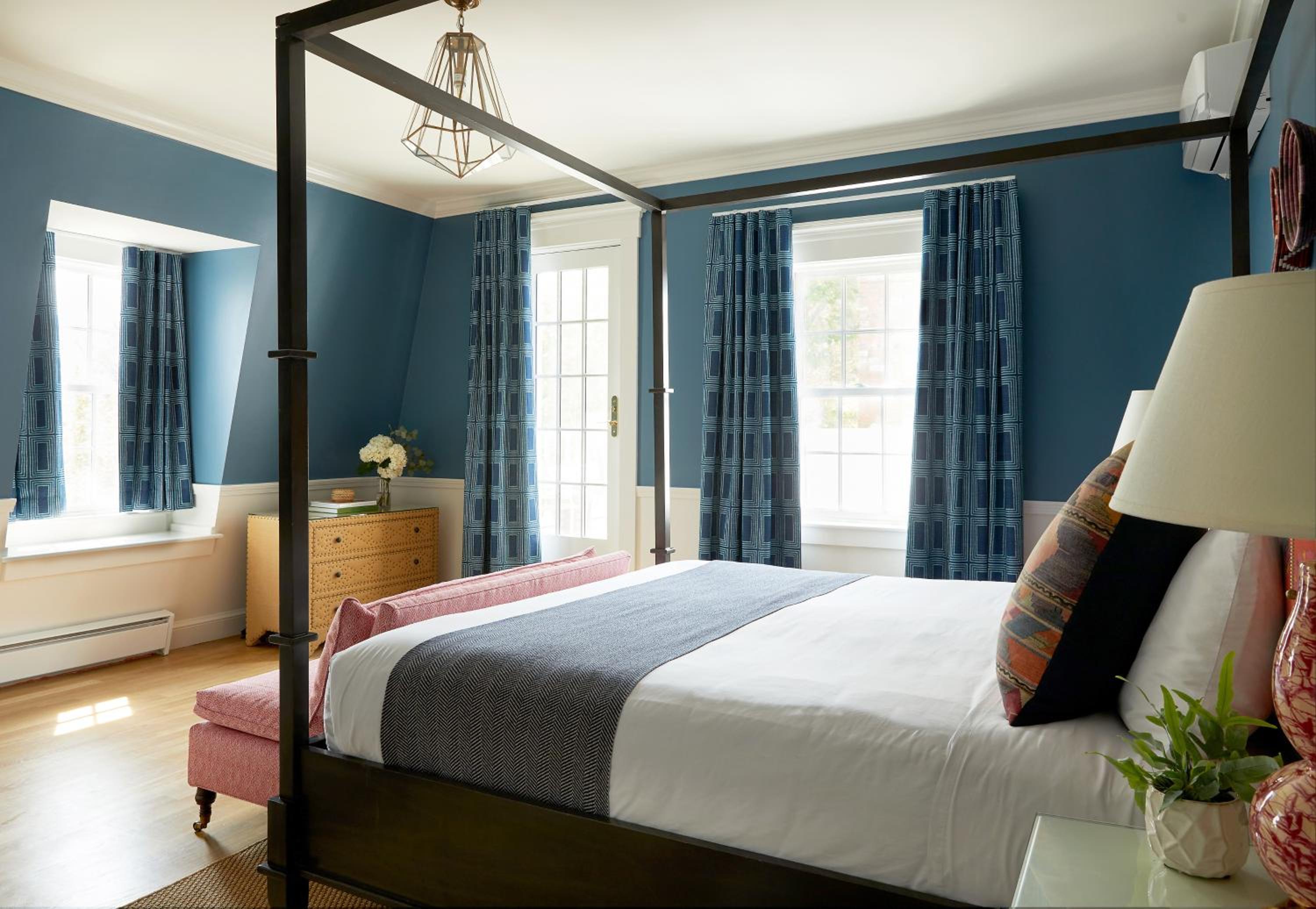 Deluxe King Room with Balcony photo 2